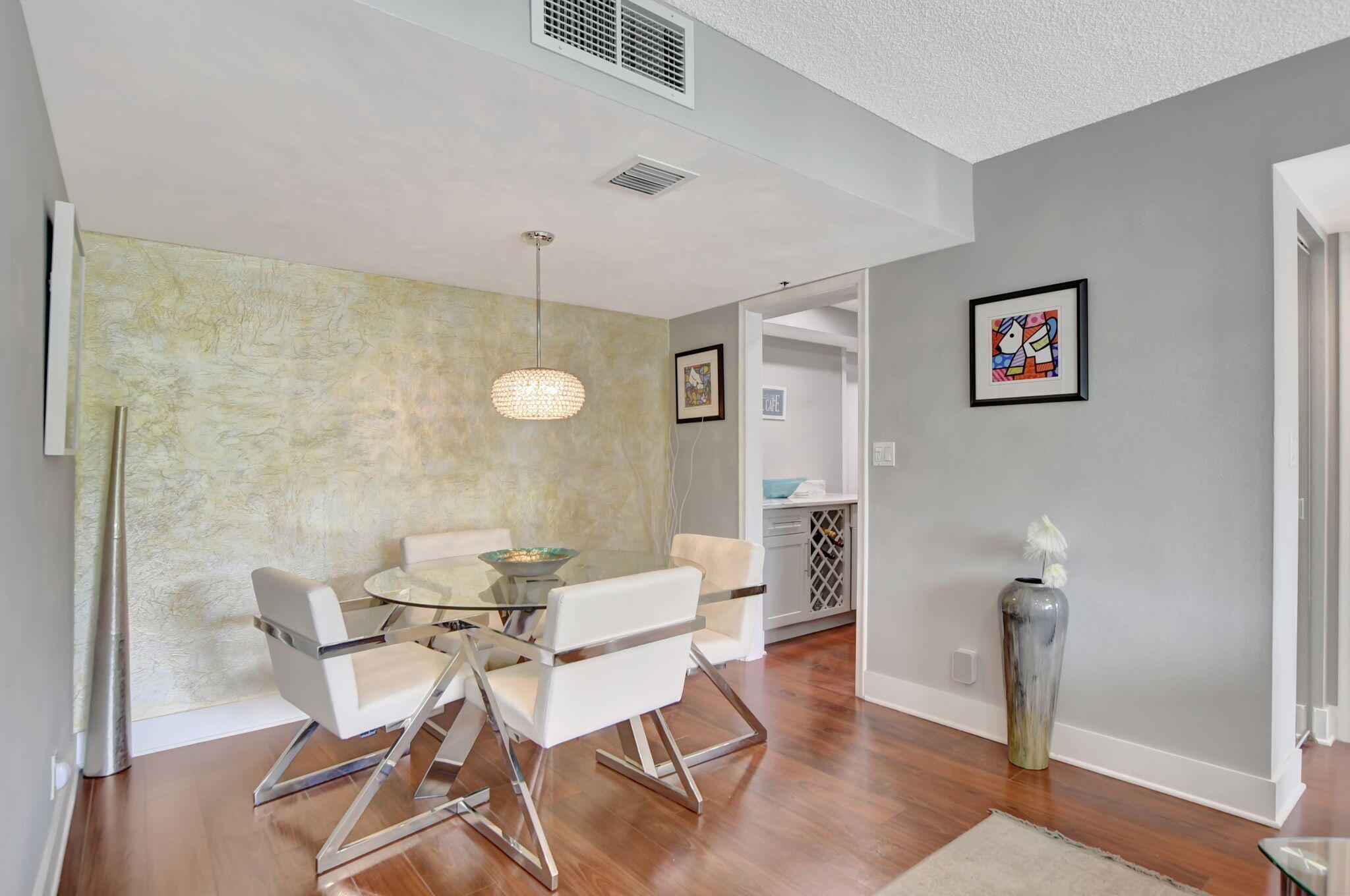 1923 Bridgewood Drive Property Photo 4