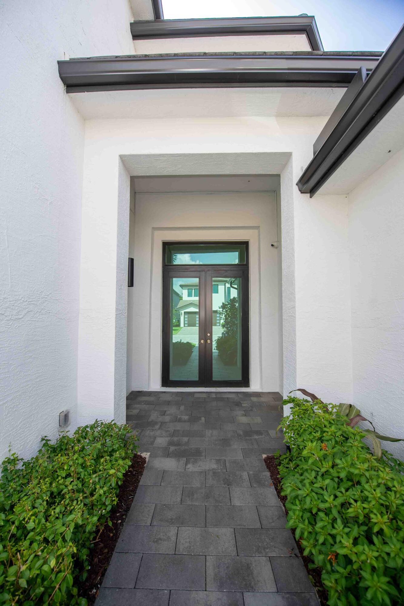 5746 Ashwood Circle W Property Photo 4