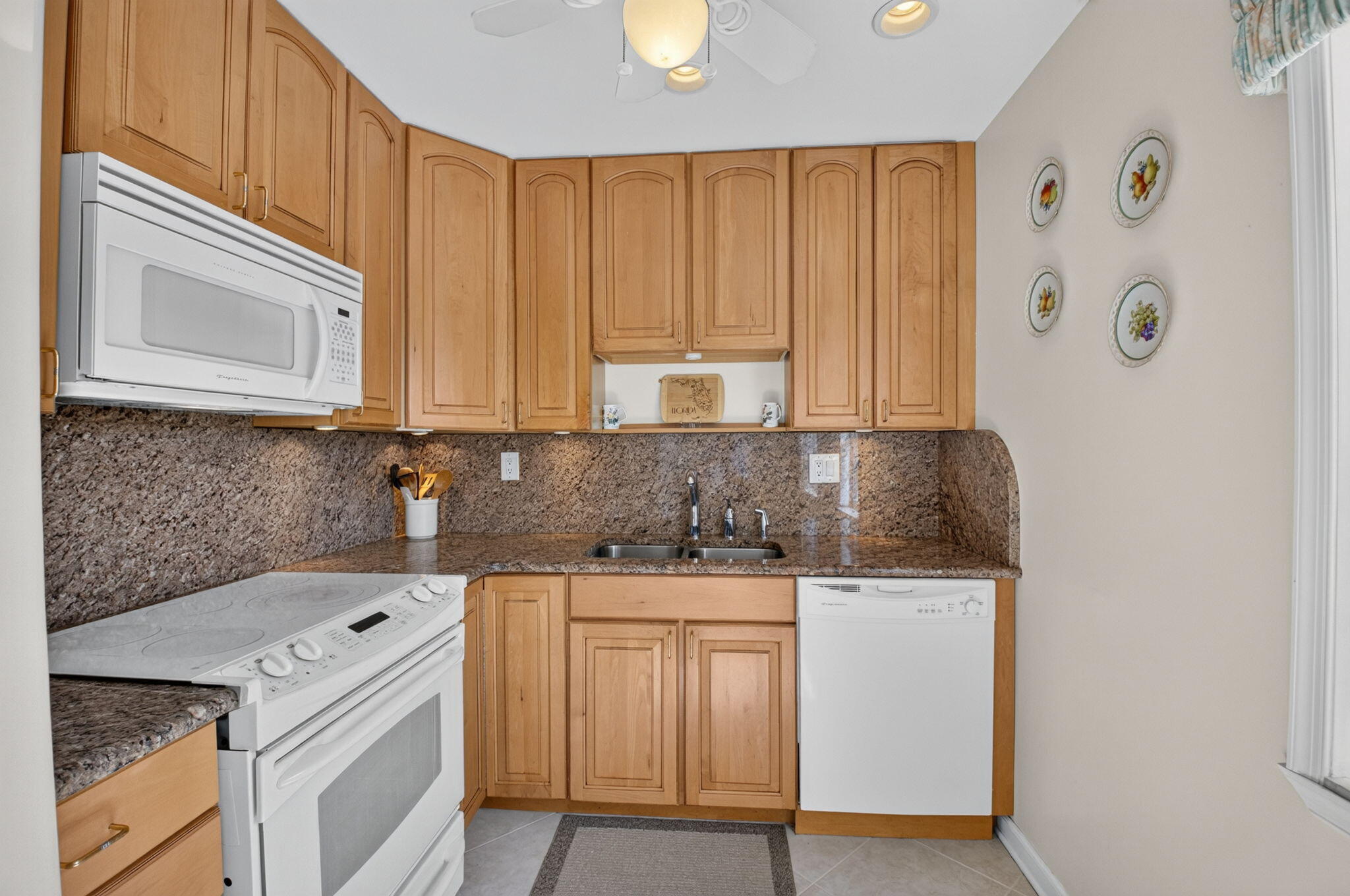 323 Capri G 323 Property Photo 9
