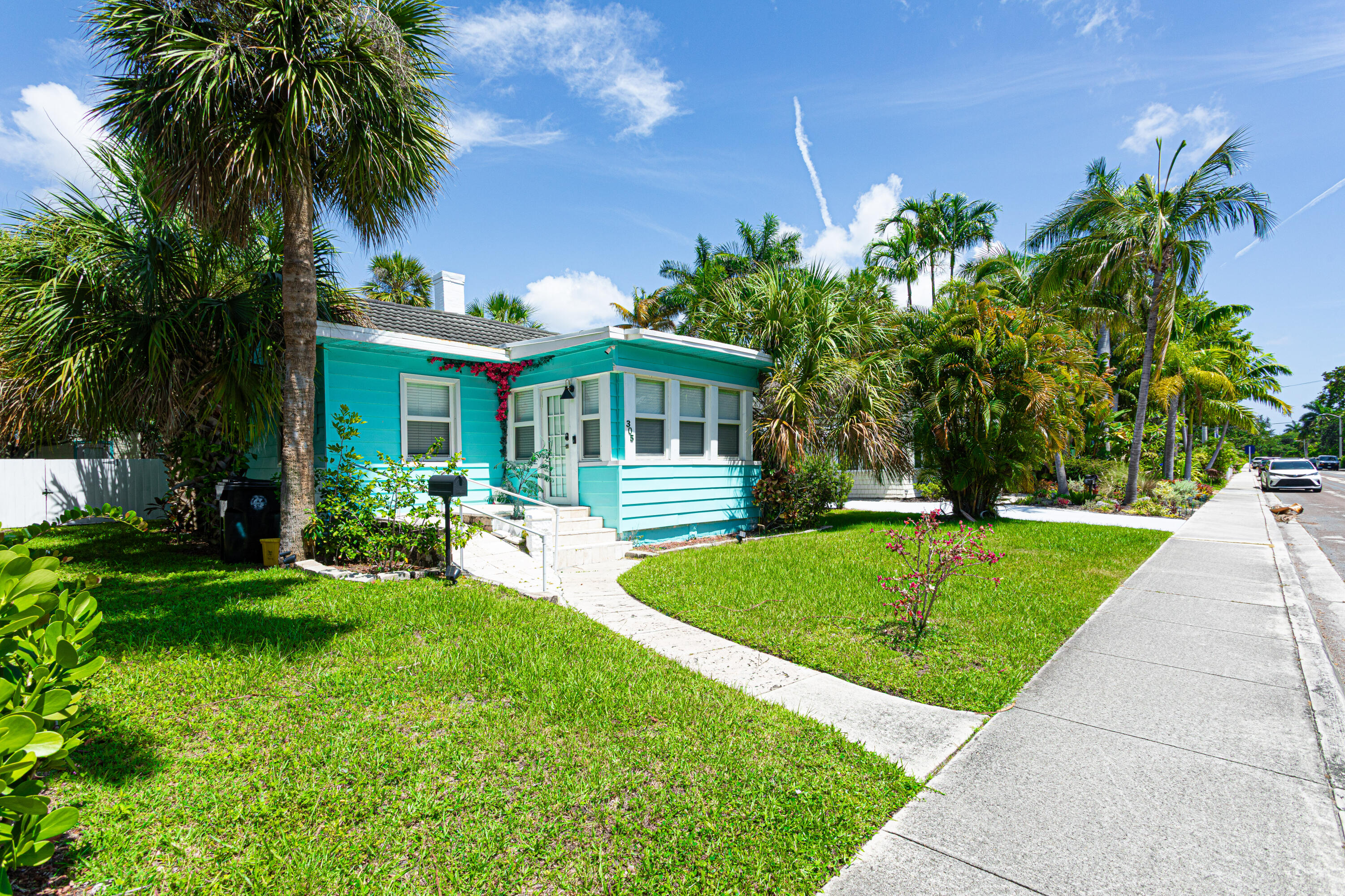 305 N Lakeside Drive Property Photo 4