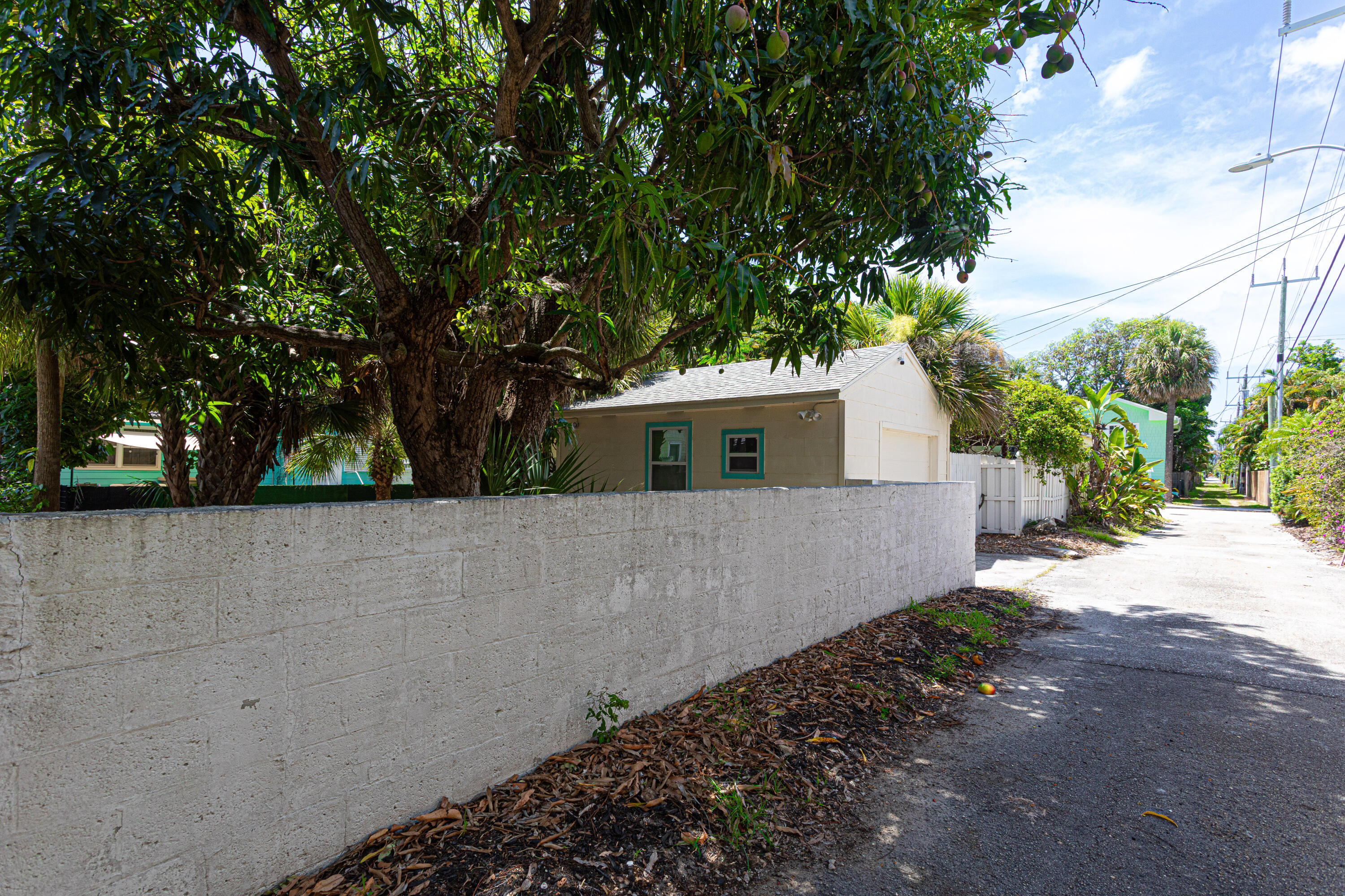 305 N Lakeside Drive Property Photo 8
