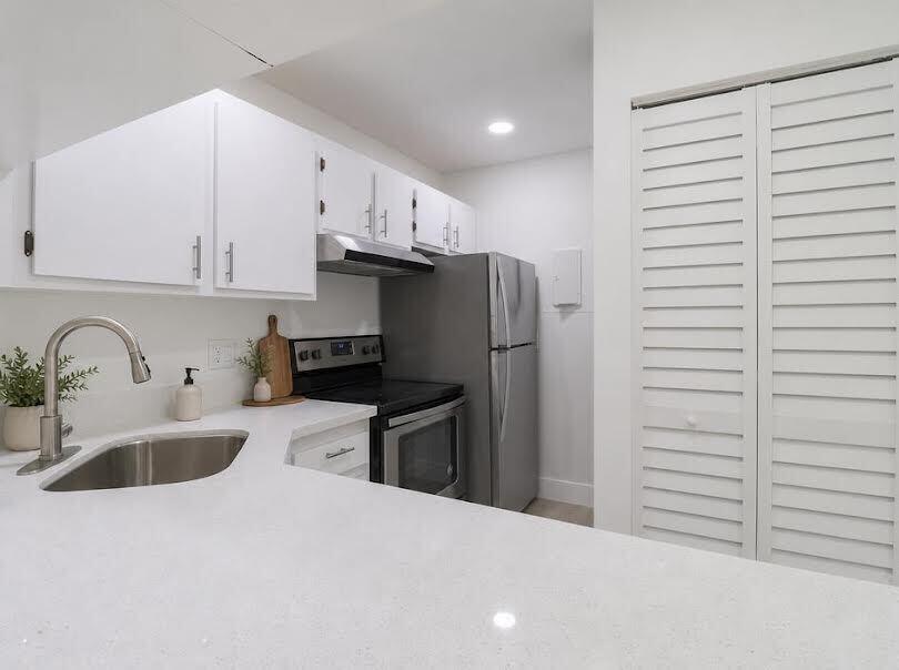 614 Sea Pine Way H2 Property Photo 4
