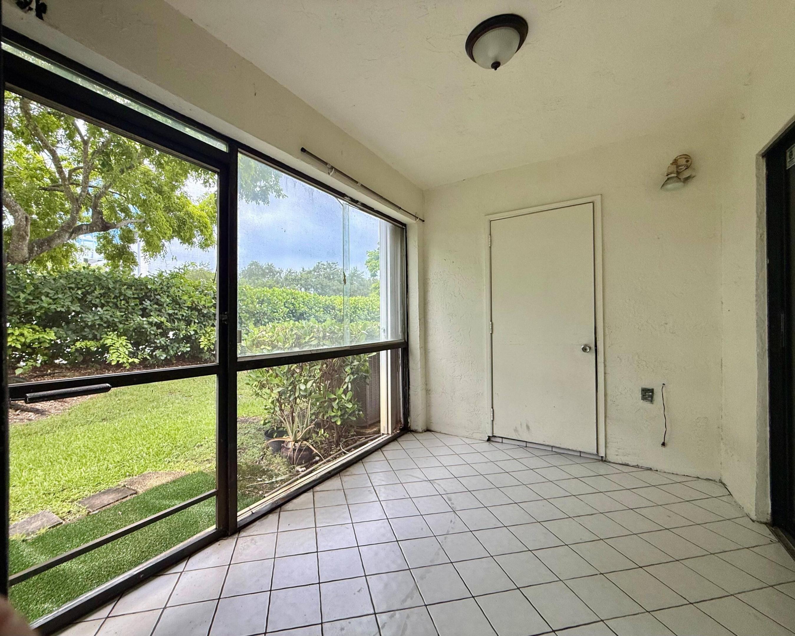 9633 Riverside Drive E2 Property Photo 6