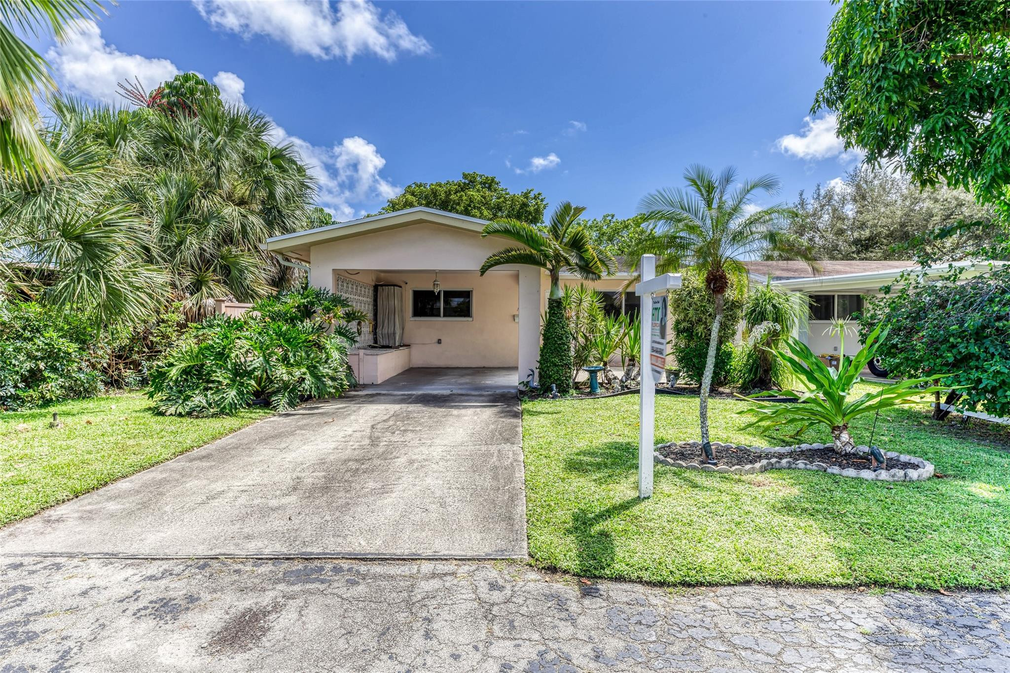 1676 NE 40th Street Property Photo 1