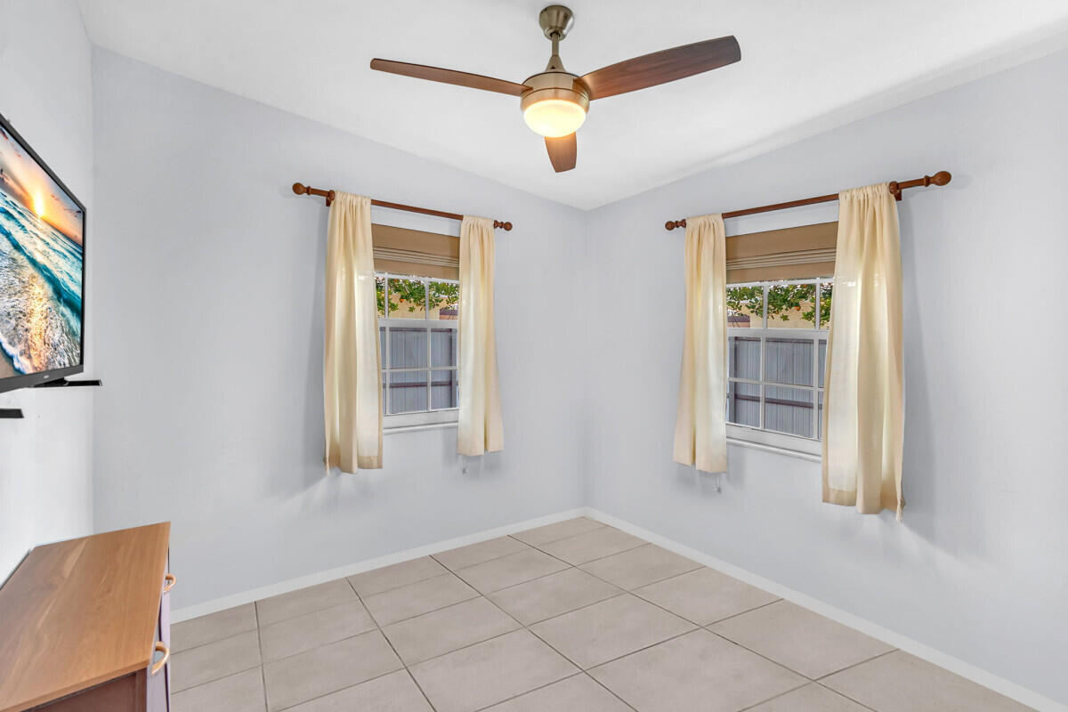 404 S 62nd Terrace Property Photo 5