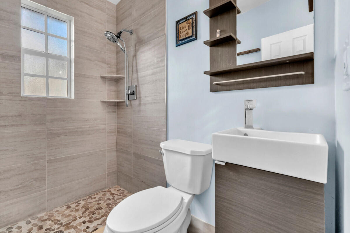 404 S 62nd Terrace Property Photo 10