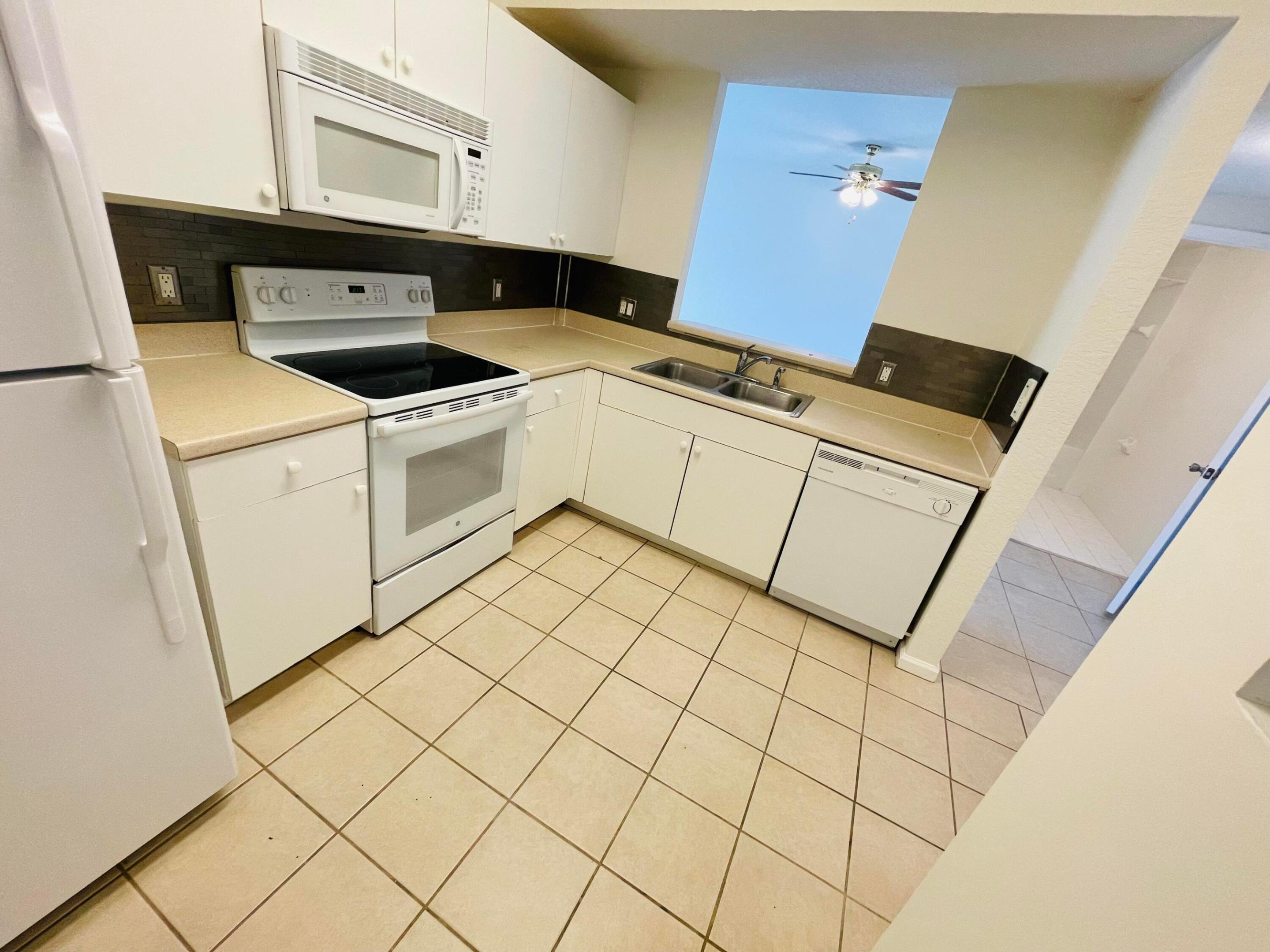1055 Golden Lakes Boulevard 212 Property Photo 9