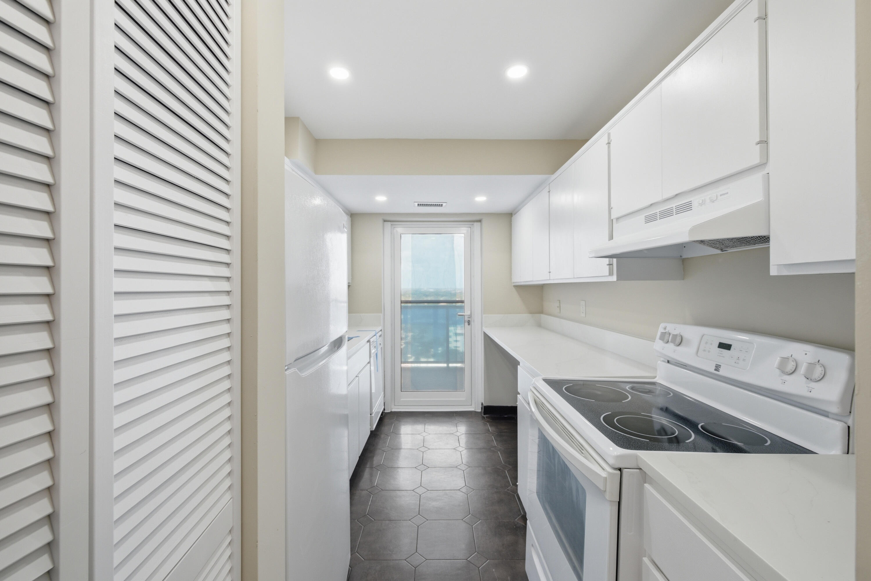 2841 N Ocean Boulevard 1503 Property Photo 5