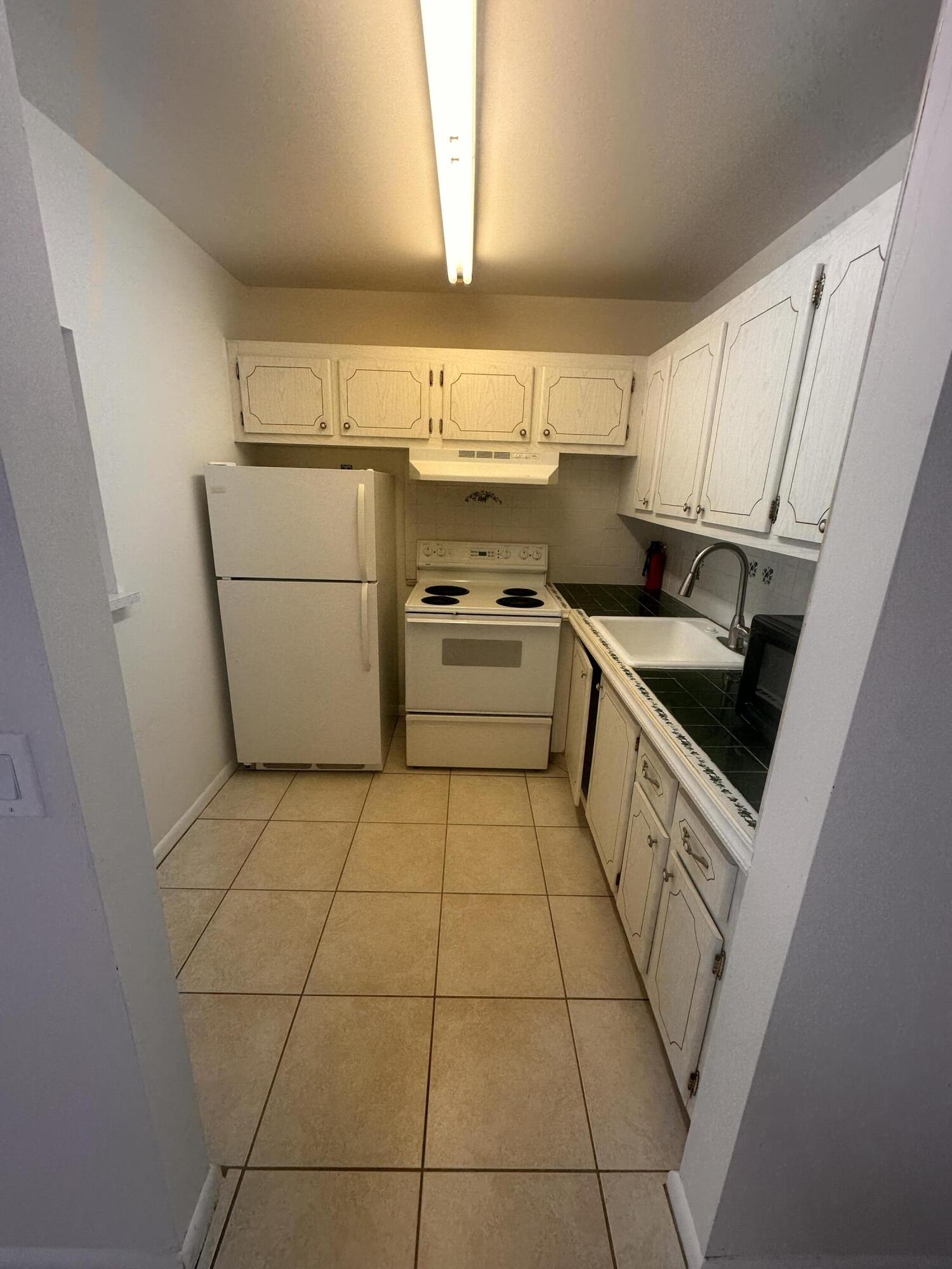 39 Cambridge B Property Photo 4