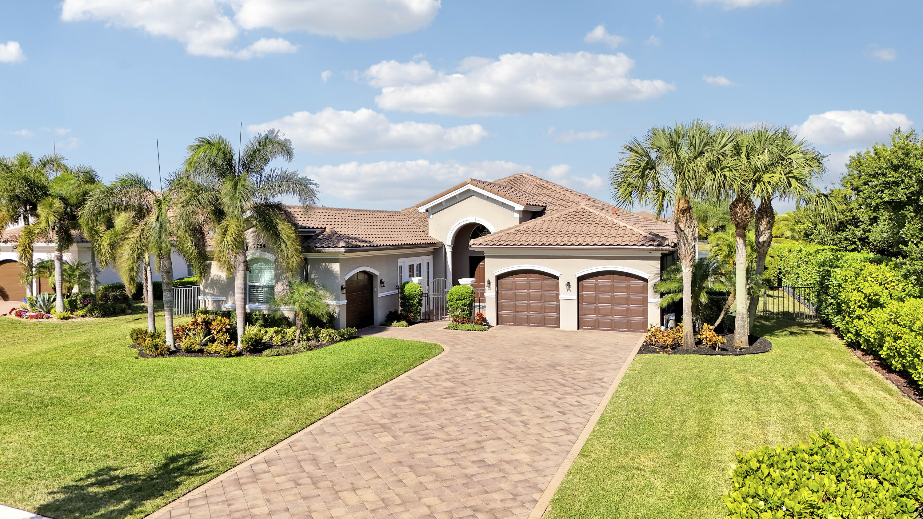 7754 Maywood Crest Drive Property Photo 2