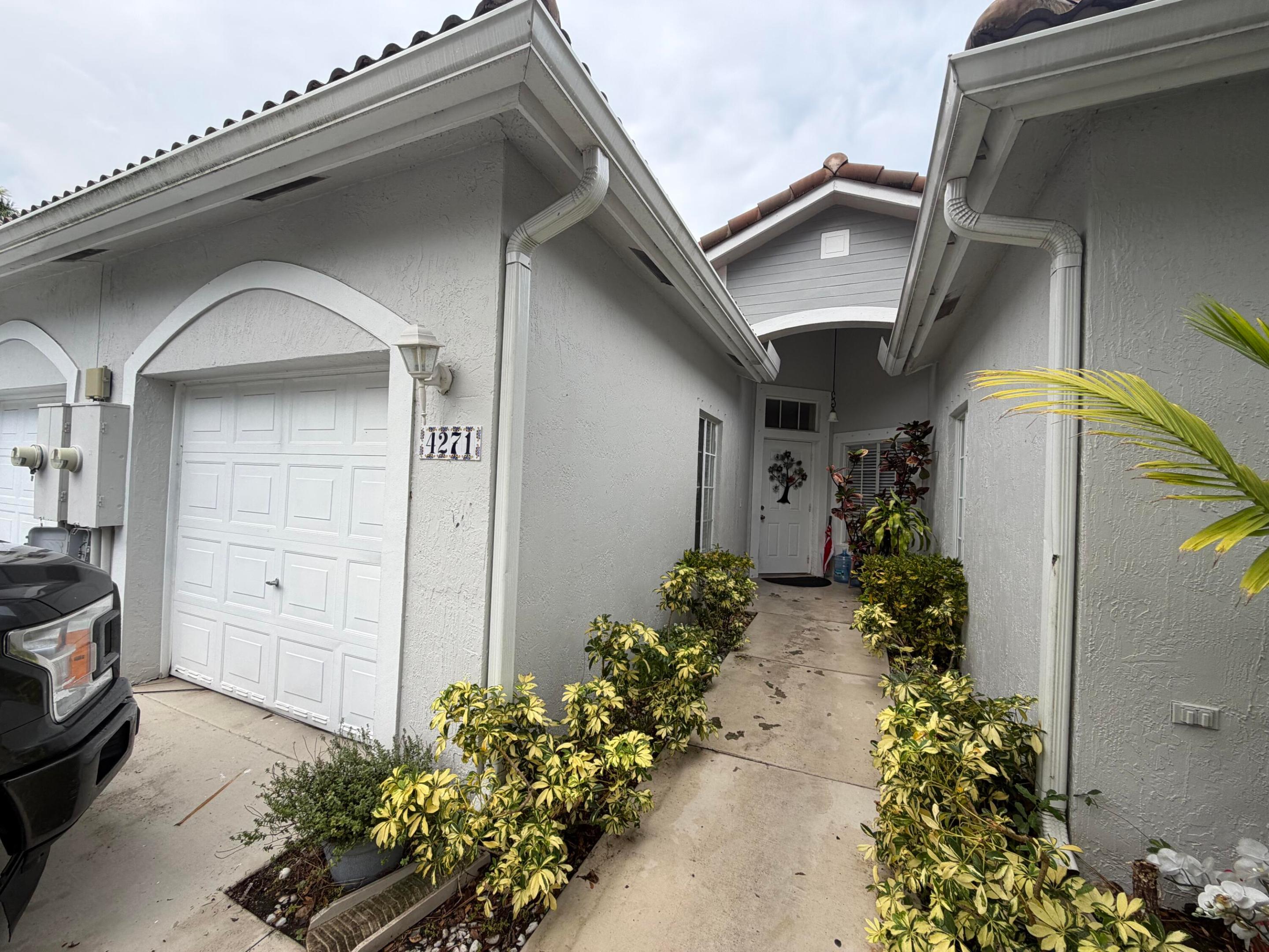 4271 Sw 10th Court Property Photo 2