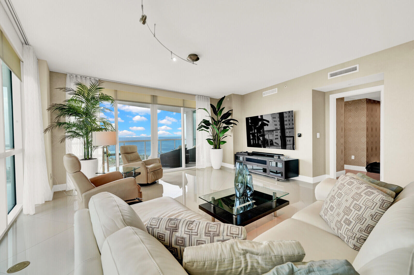 1 N Ocean Boulevard 1007 Property Photo 6