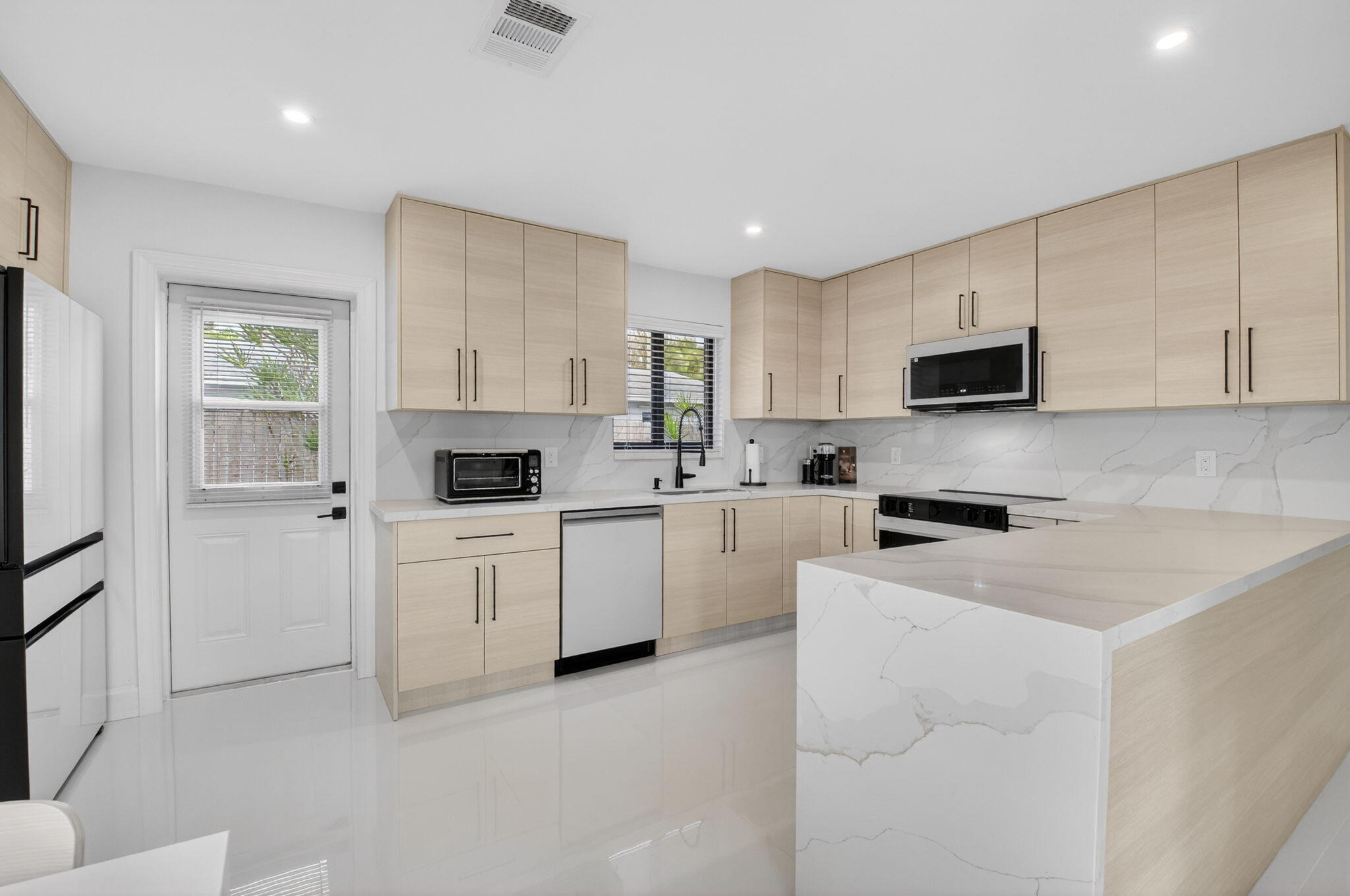 513 Lindell Boulevard Property Photo 10