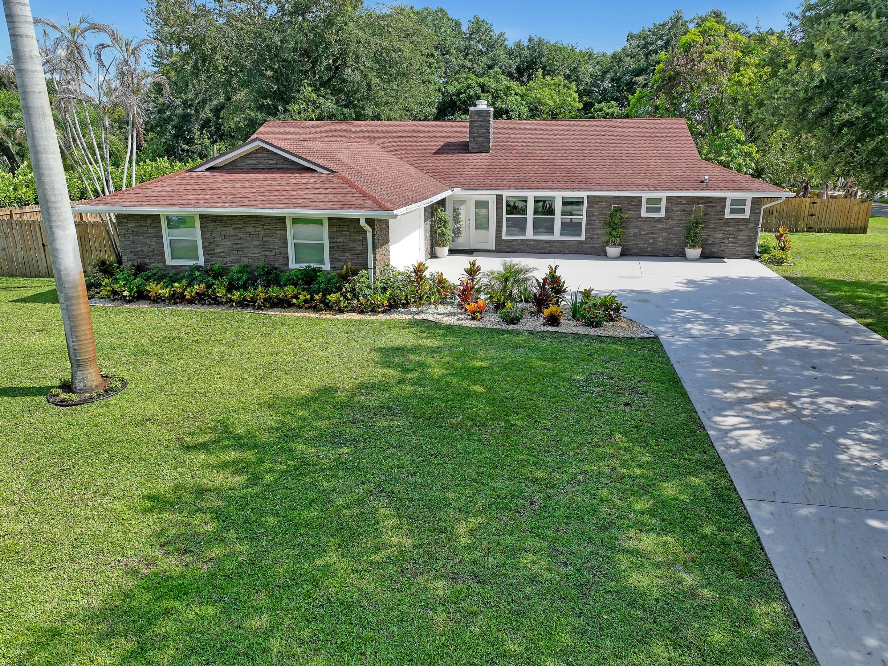 6185 White Oak Court Property Photo 2