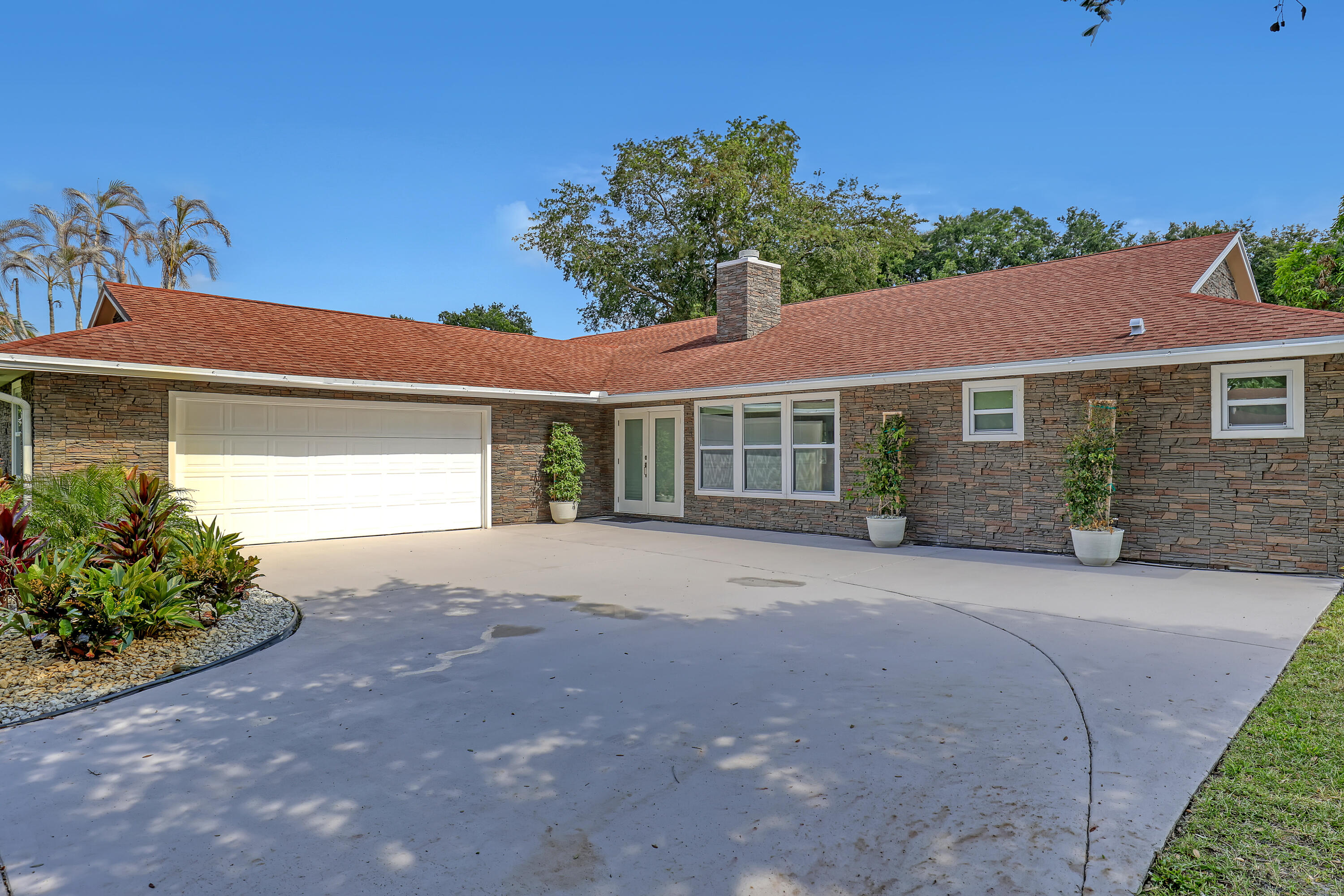 6185 White Oak Court Property Photo 3