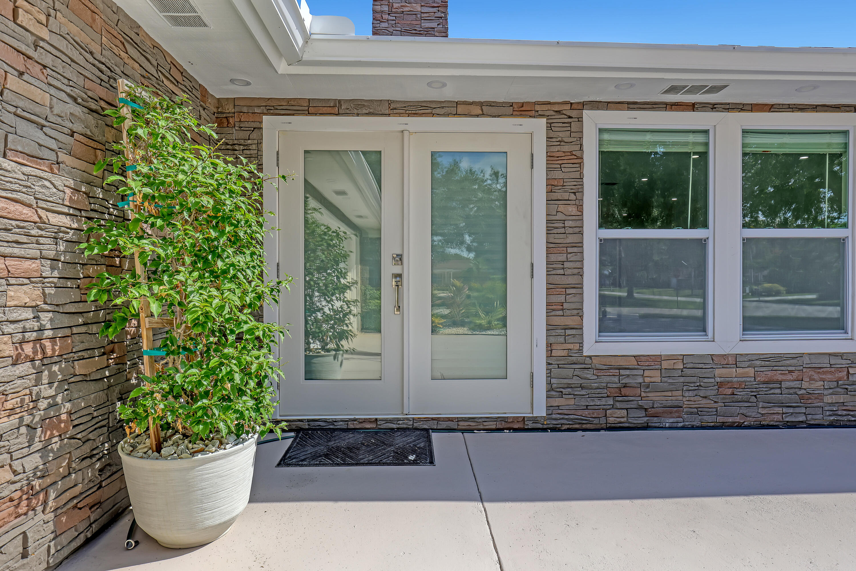 6185 White Oak Court Property Photo 4