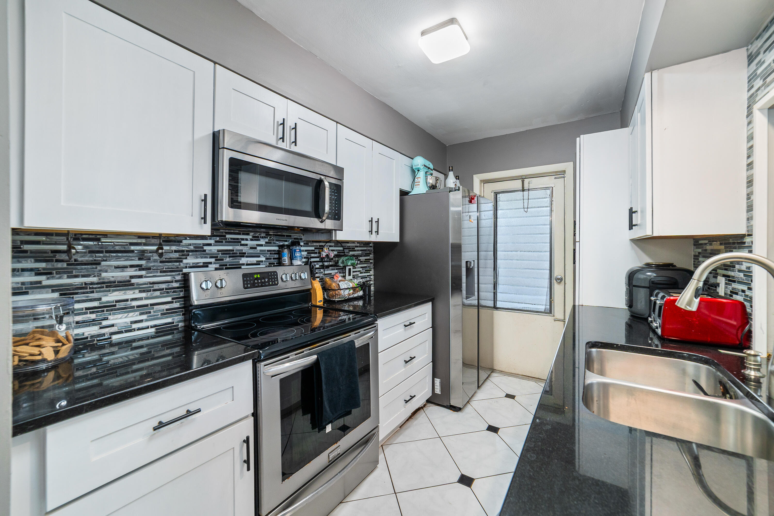 542 Saunders Street Property Photo 6