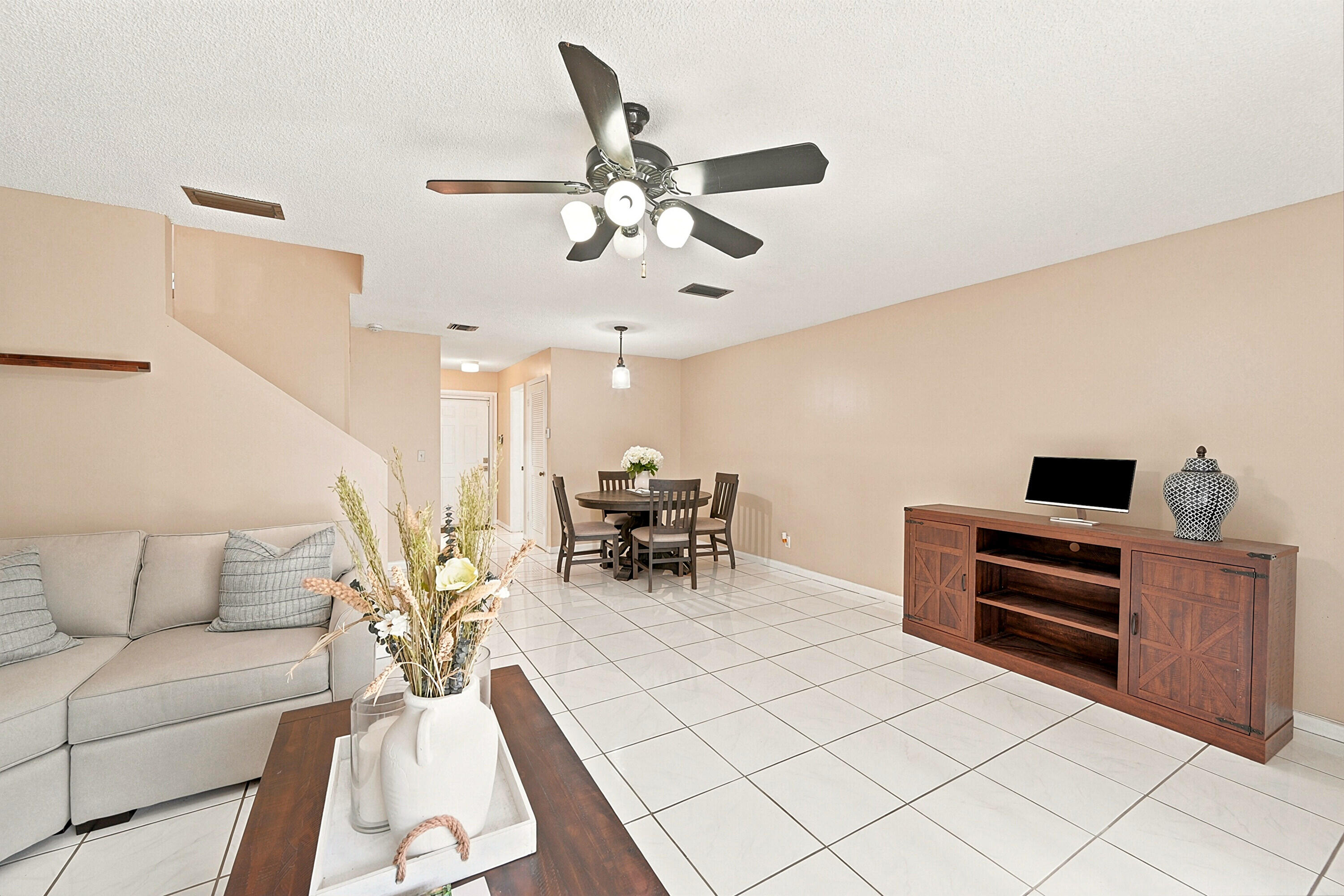 1227 Sussex Drive Property Photo 12