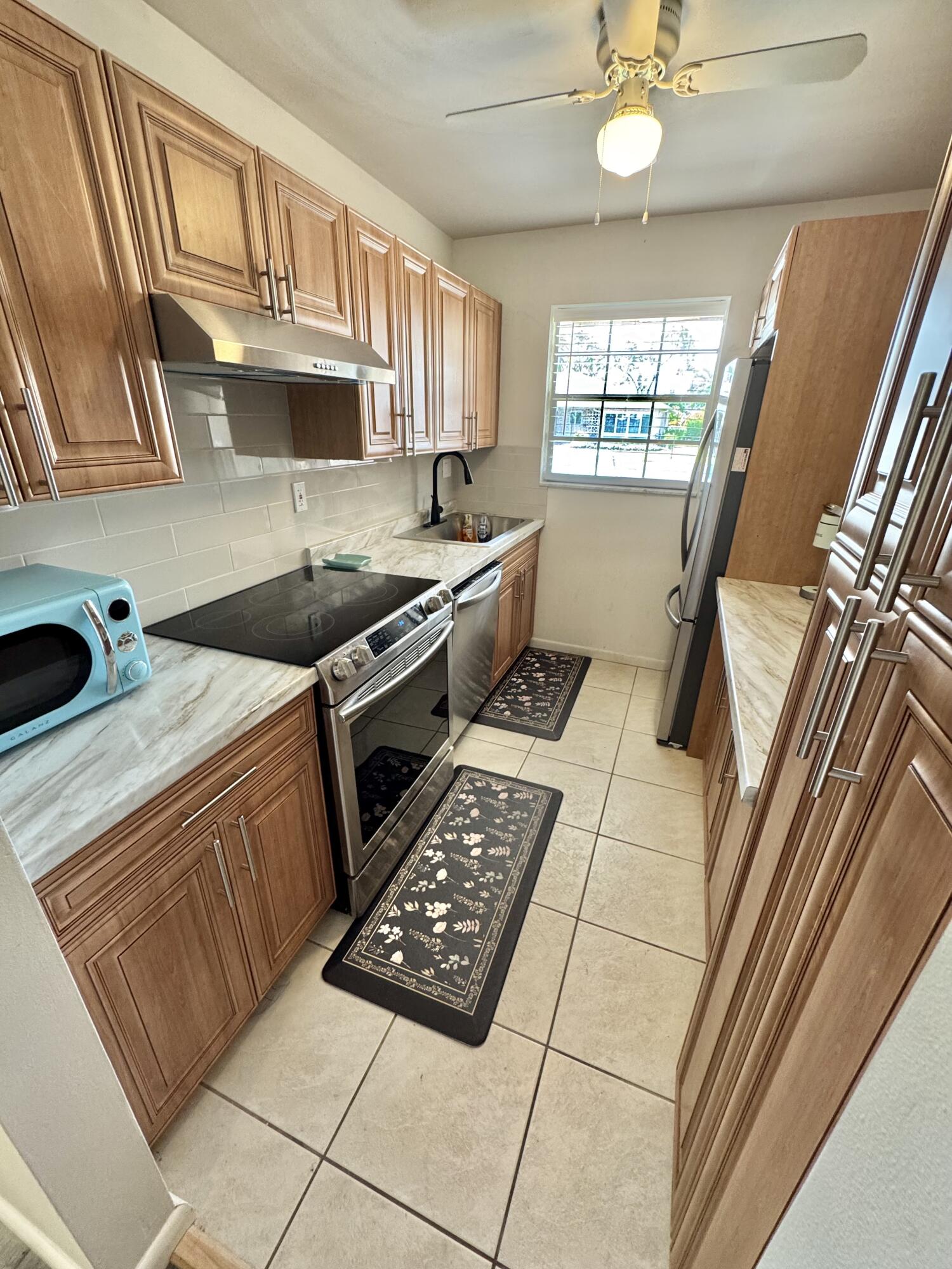 1342 High Point Way Se D Property Photo 5