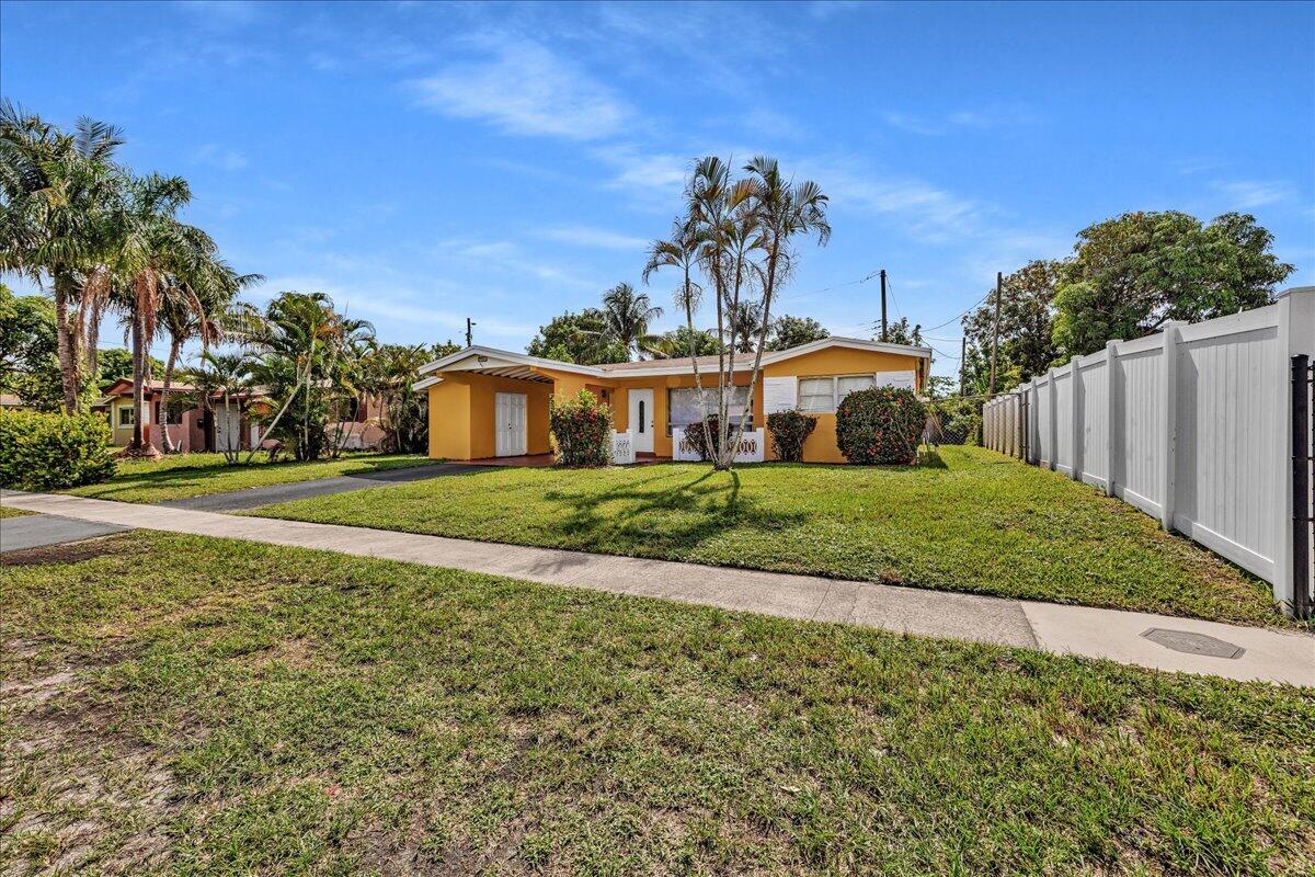 3560 Nw 34th Way Property Photo 3