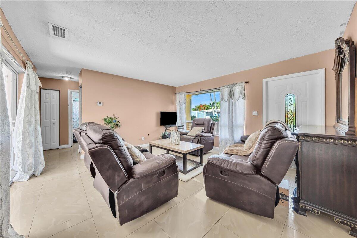 3560 Nw 34th Way Property Photo 8