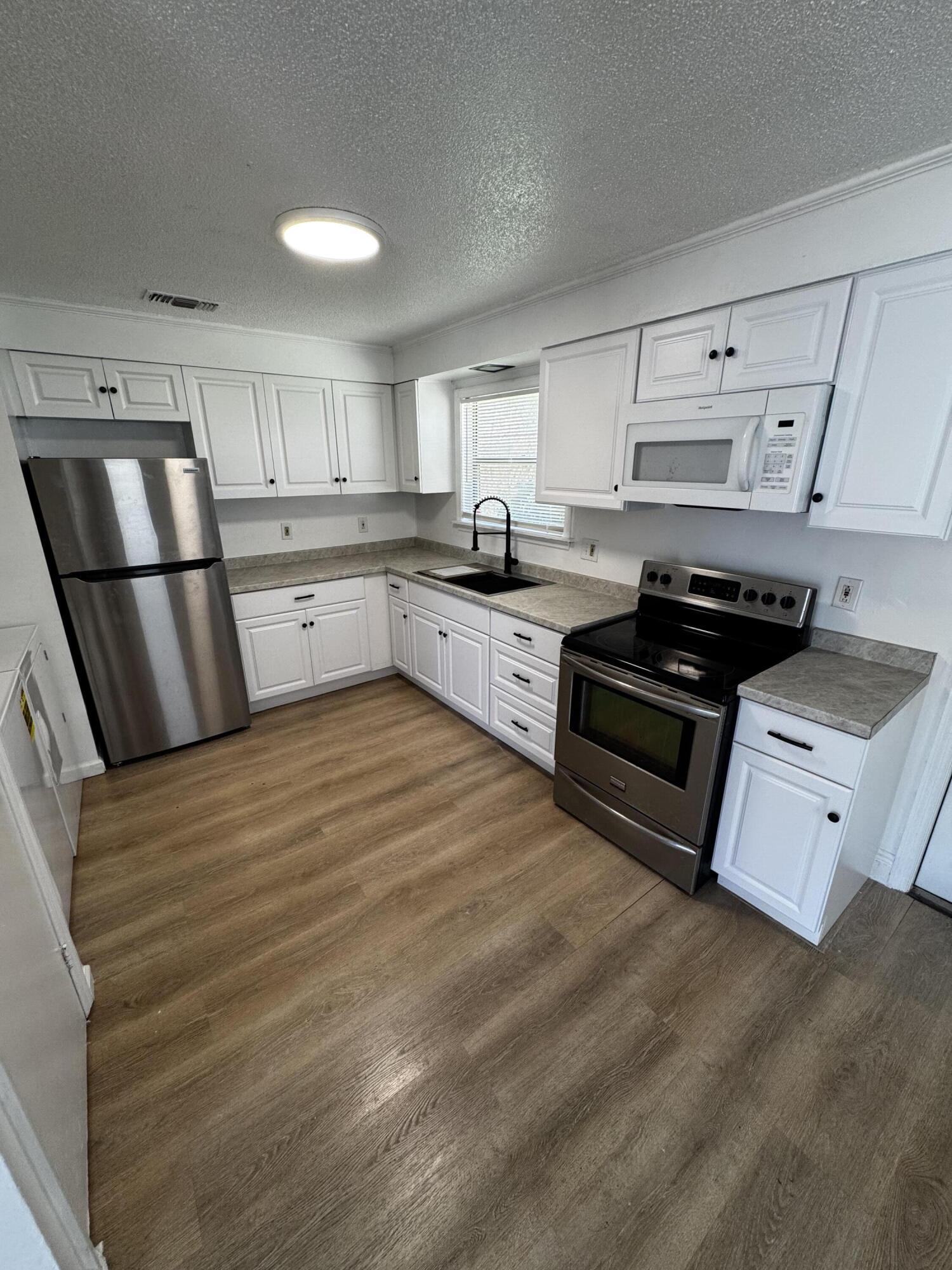 1464 W 32nd Street Property Photo 3