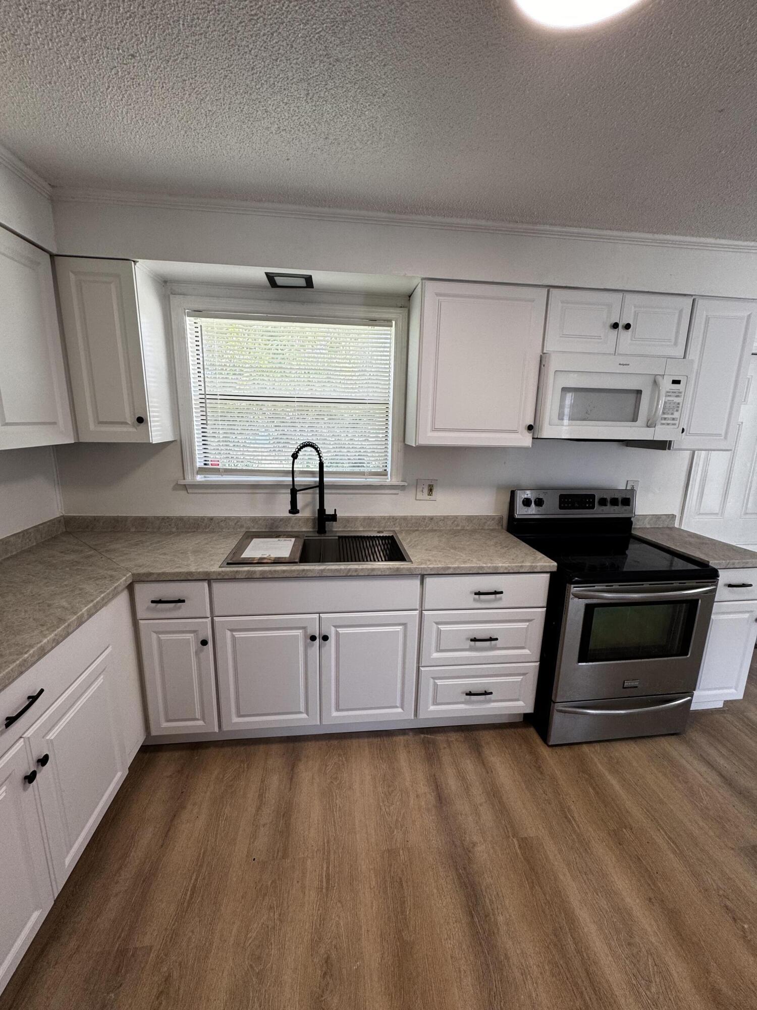 1464 W 32nd Street Property Photo 4