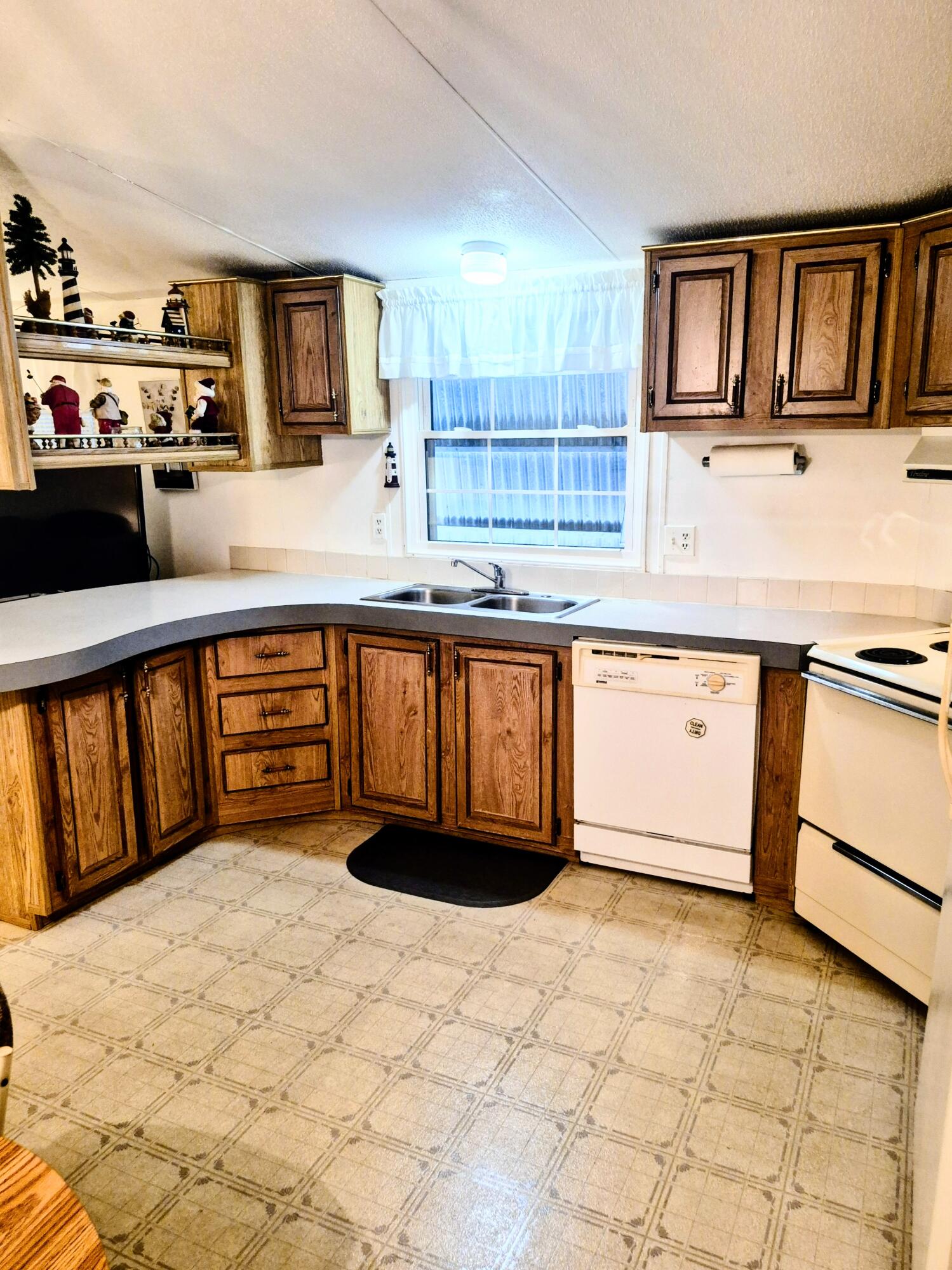 1066 Peach Lane Property Photo 5