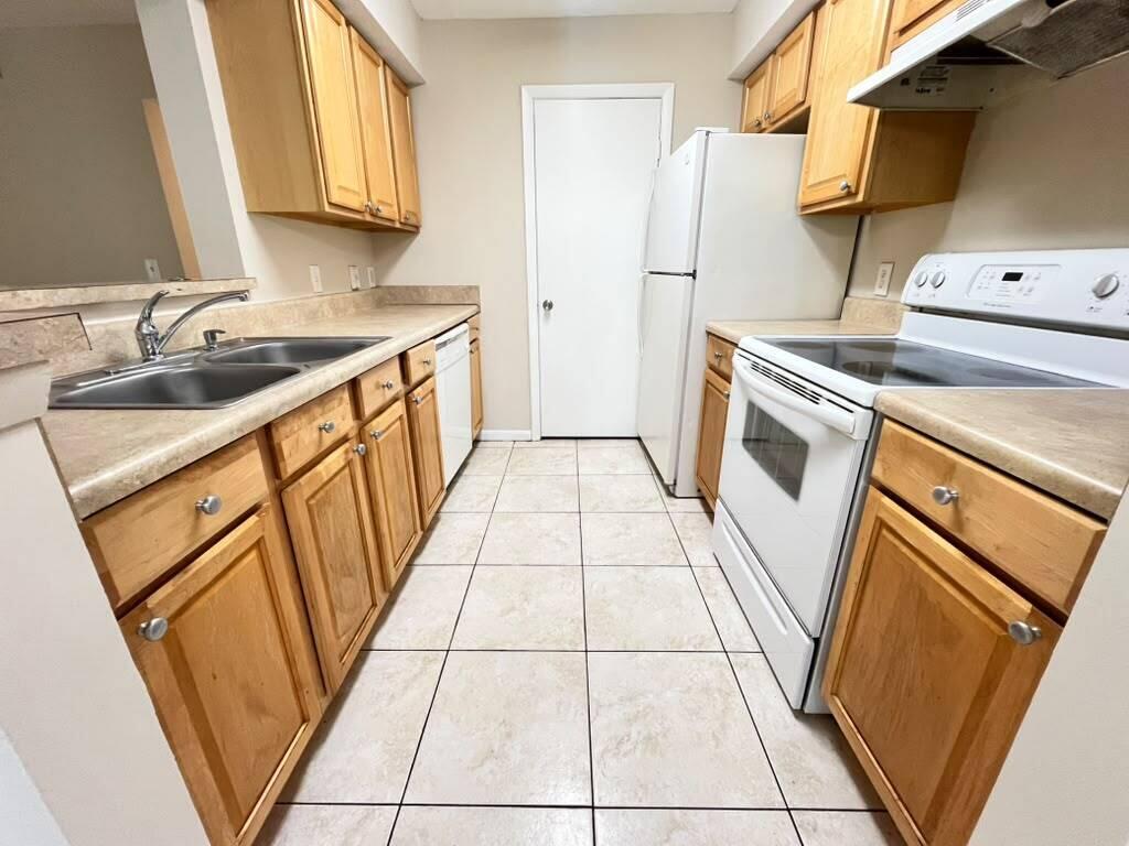 815 W Boynton Beach Boulevard 1-106 Property Photo 2