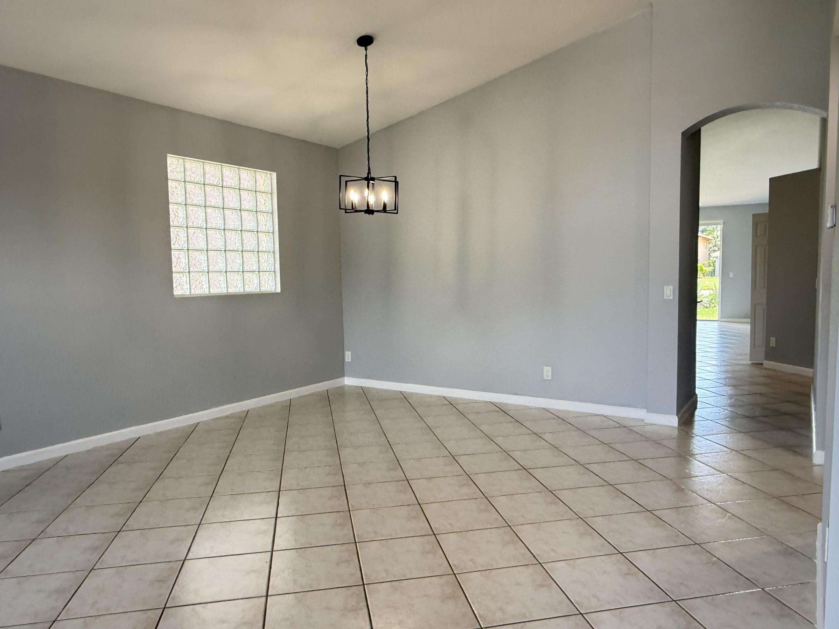 9084 Silver Glen Way Property Photo 3