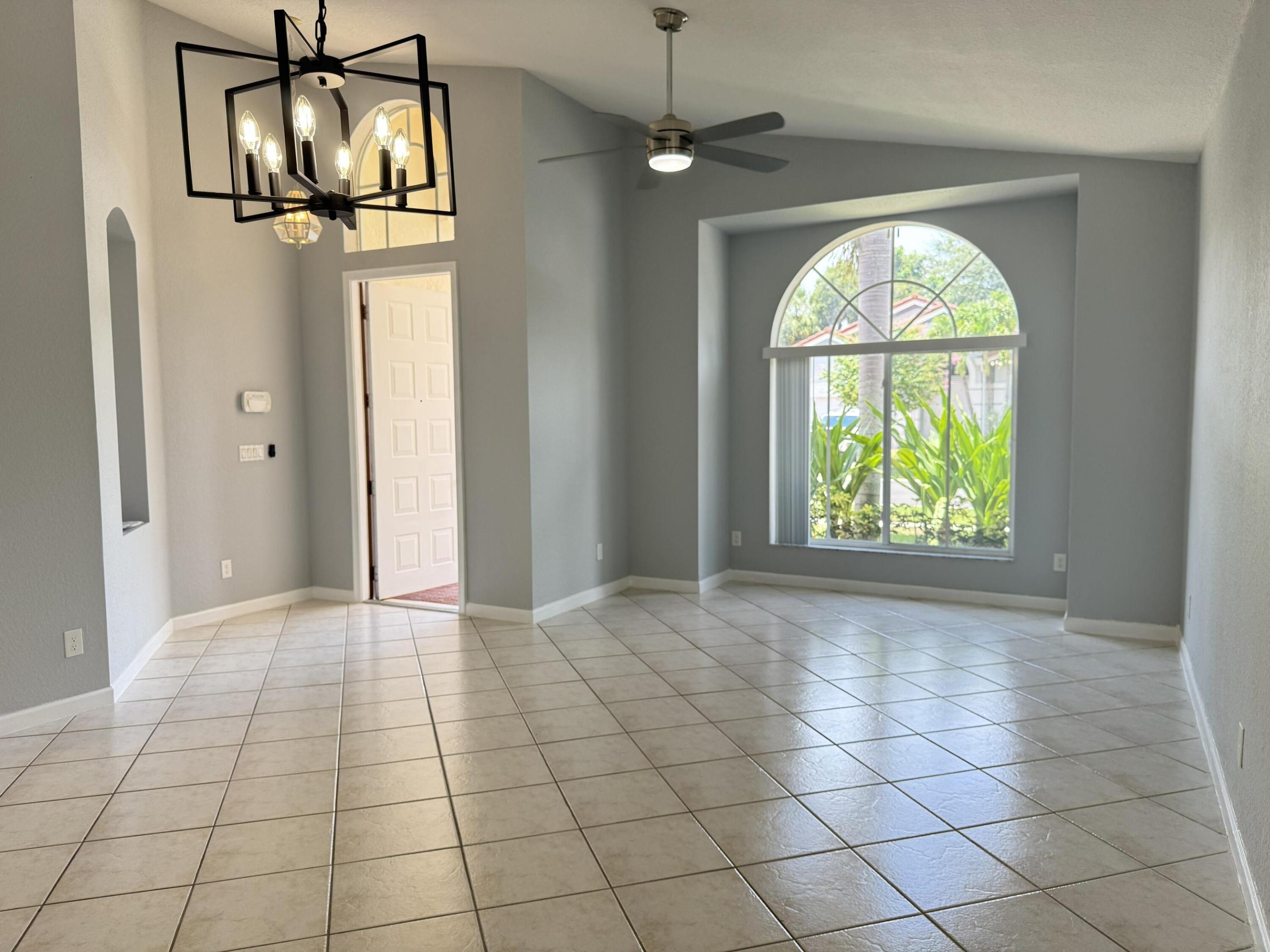 9084 Silver Glen Way Property Photo 5