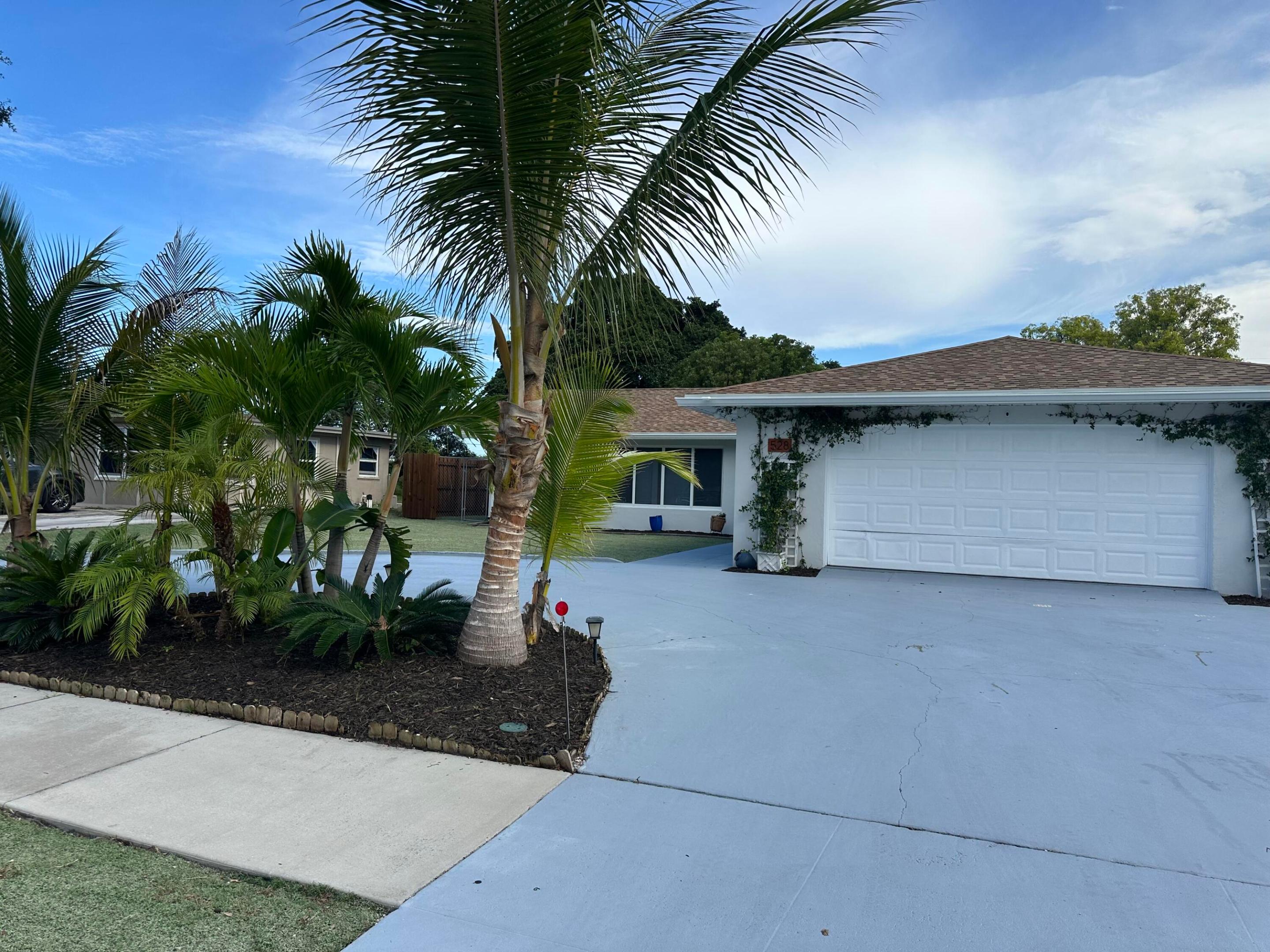 528 Date Palm Drive Property Photo 2