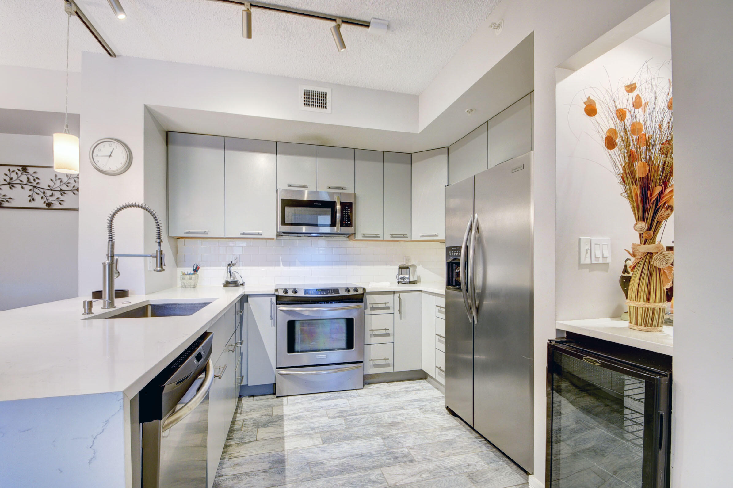 720 S Sapodilla Avenue 208 Property Photo 1