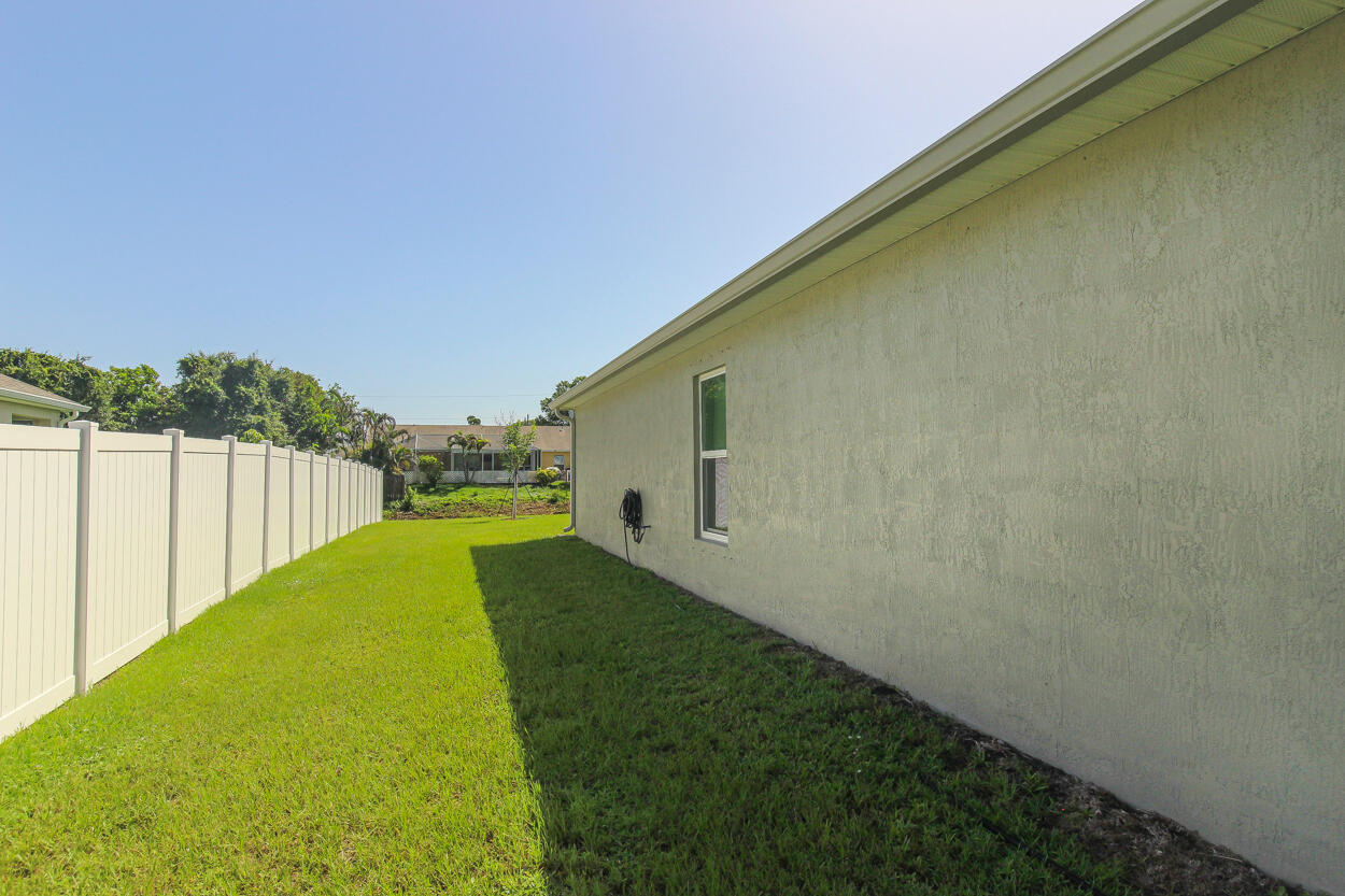 2033 Sw Leafy Road Property Photo 32