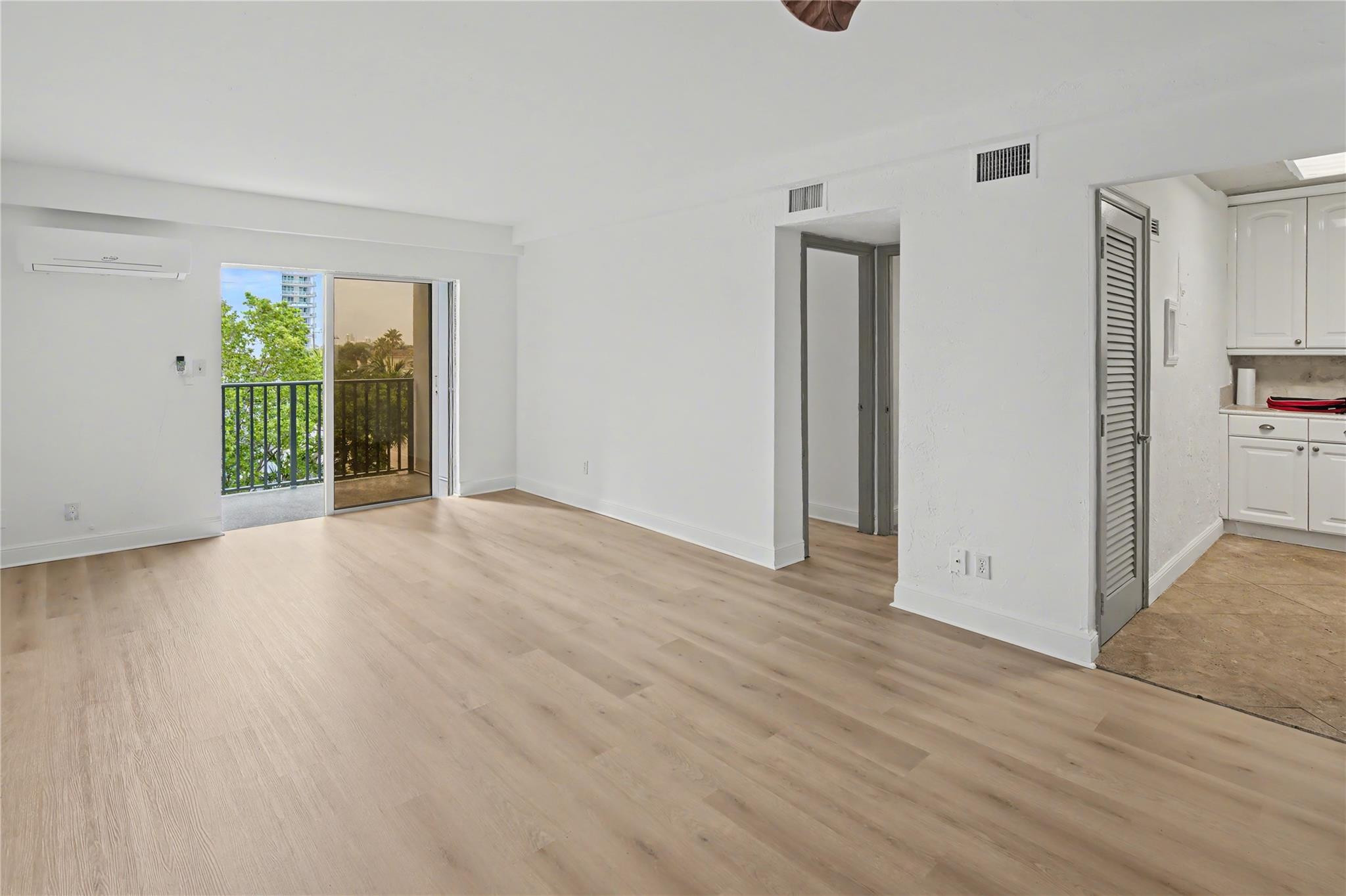3000 Riomar Street 406 Property Photo 3