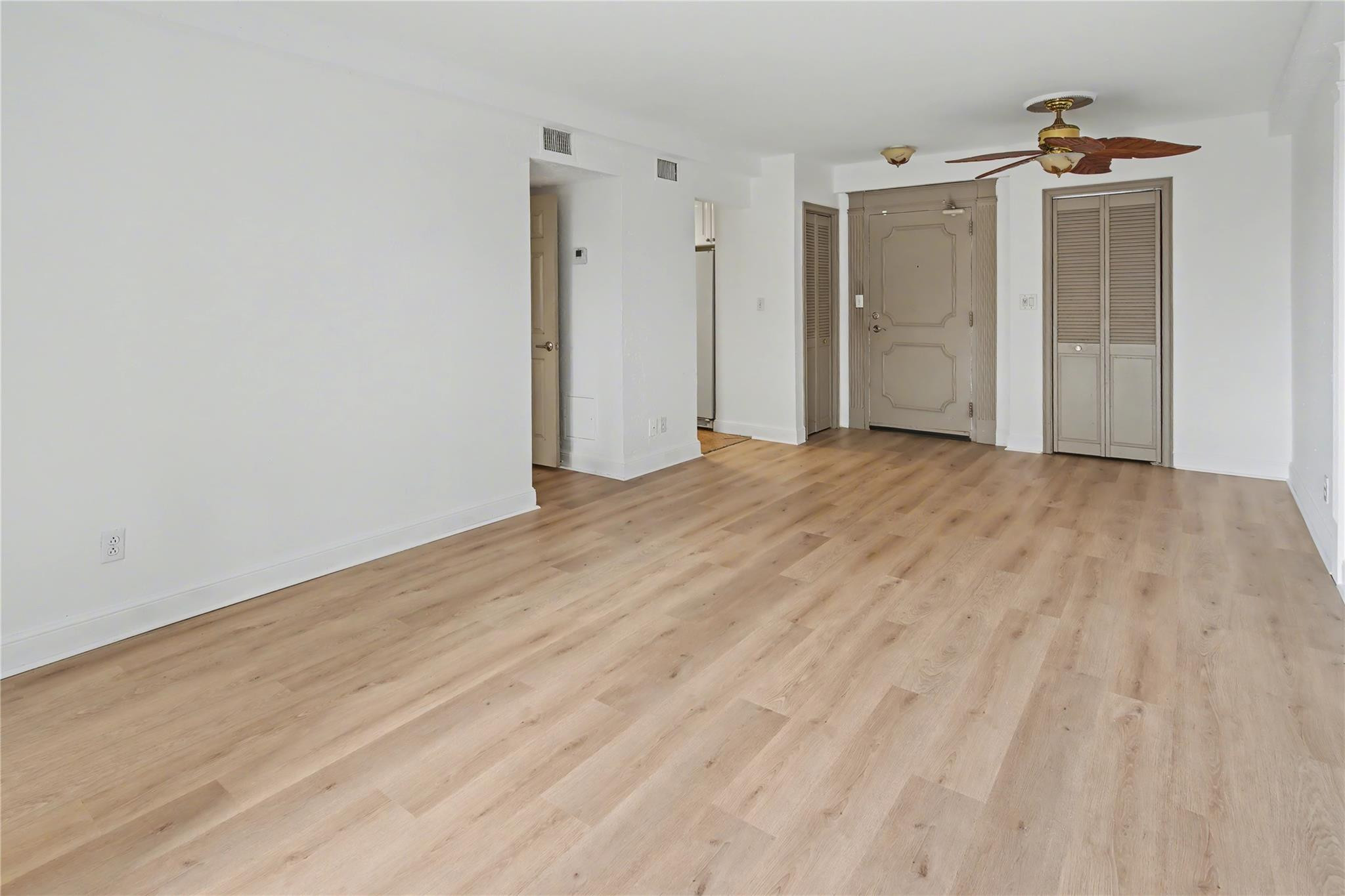 3000 Riomar Street 406 Property Photo 4