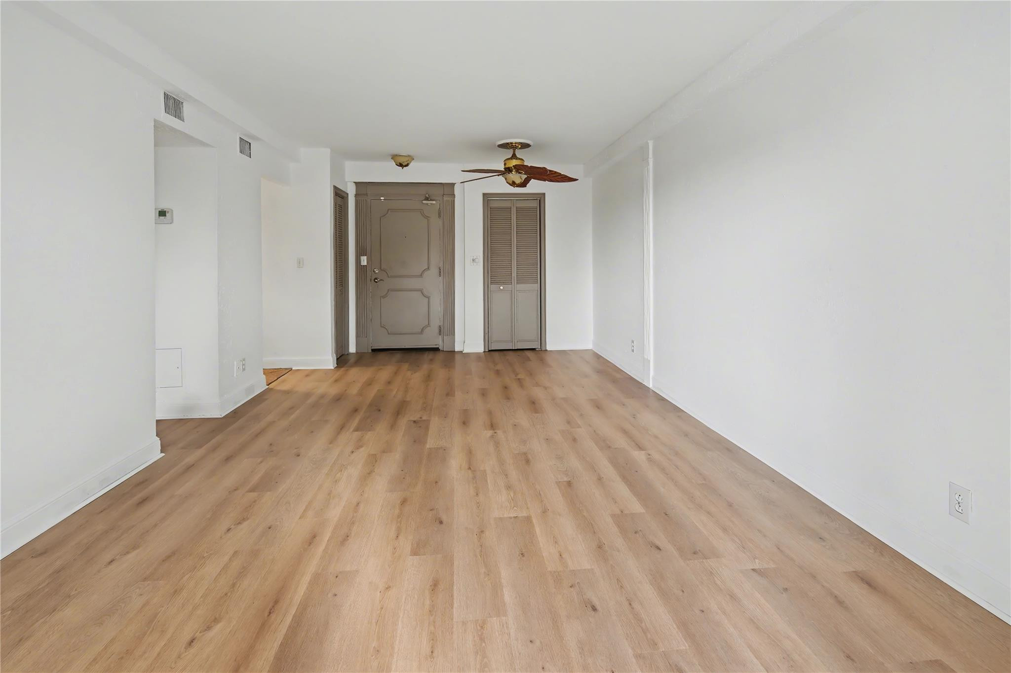 3000 Riomar Street 406 Property Photo 5