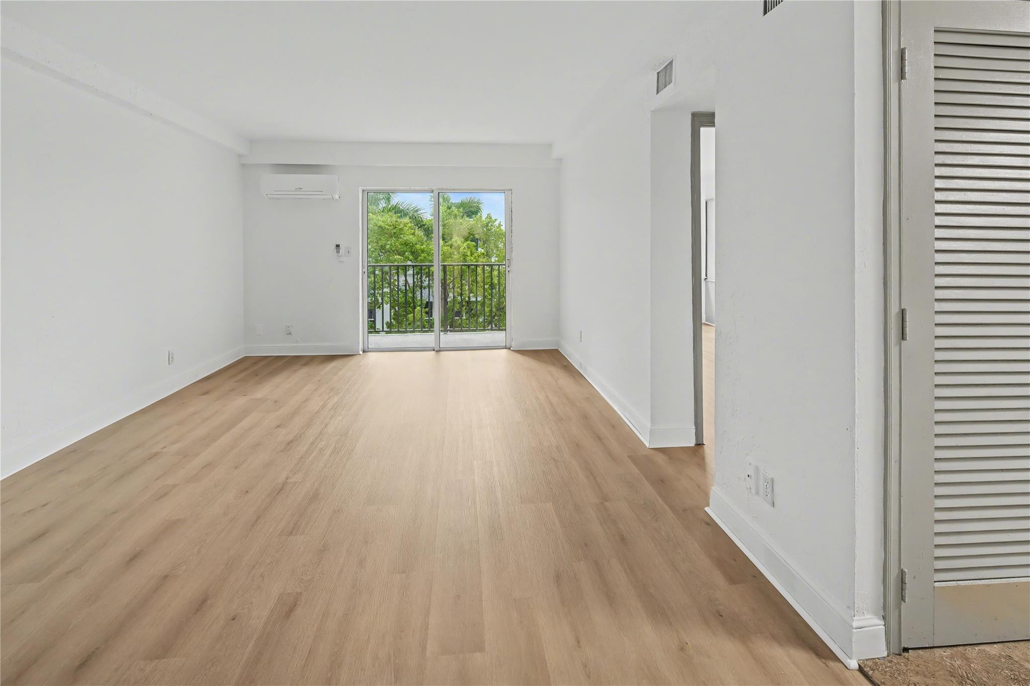 3000 Riomar Street 406 Property Photo 6