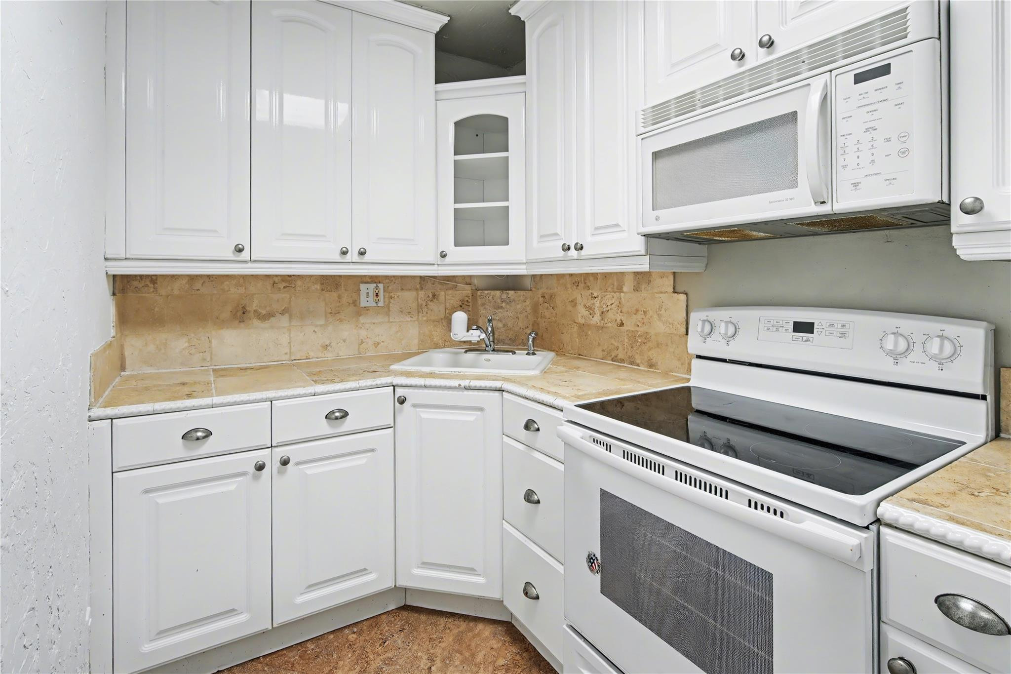 3000 Riomar Street 406 Property Photo 9