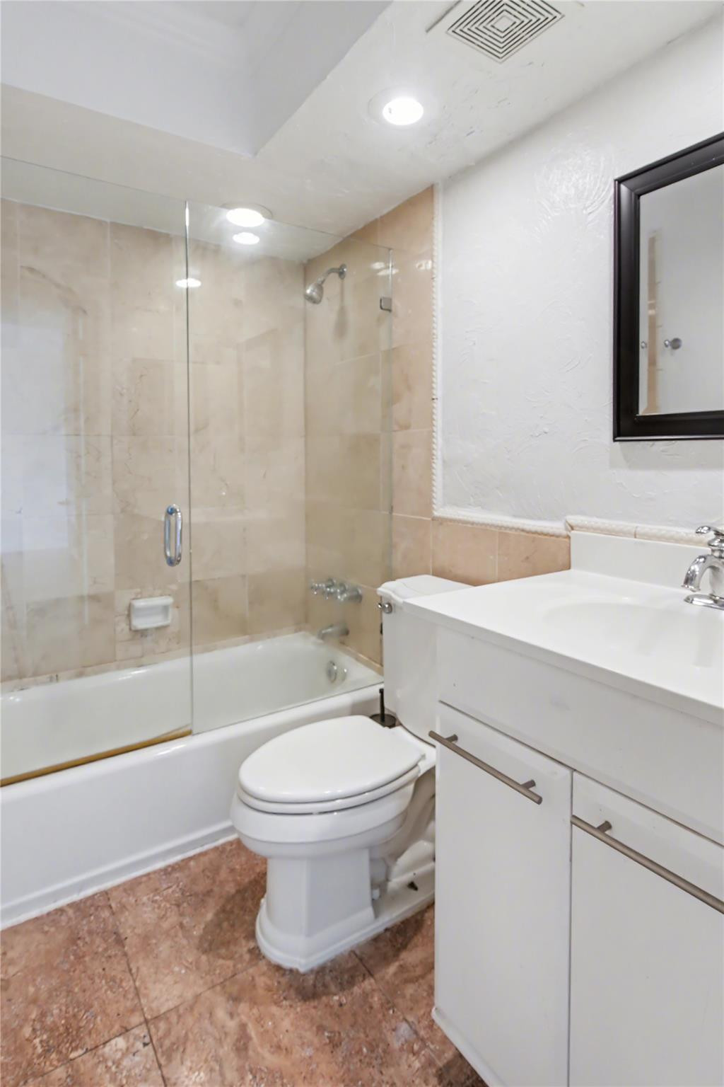 3000 Riomar Street 406 Property Photo 11