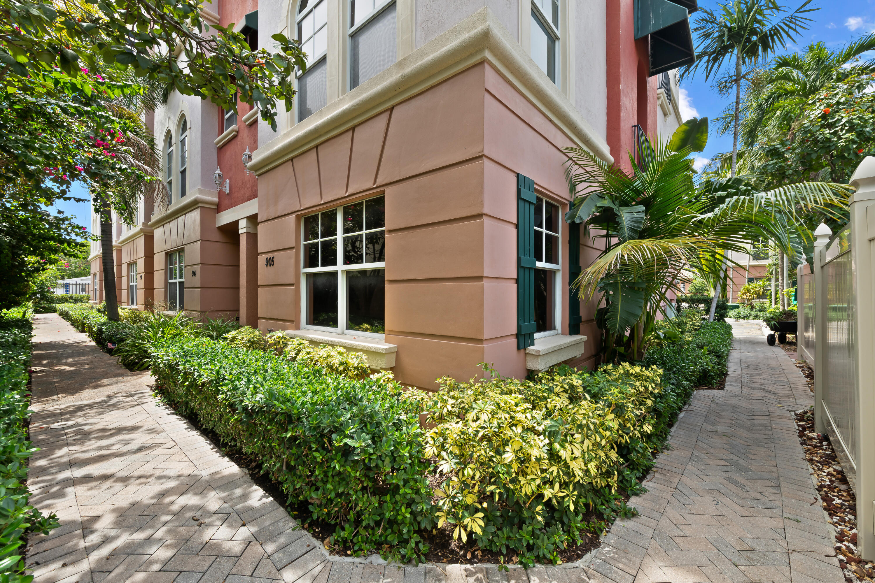 1033 NE 17th Way 905
