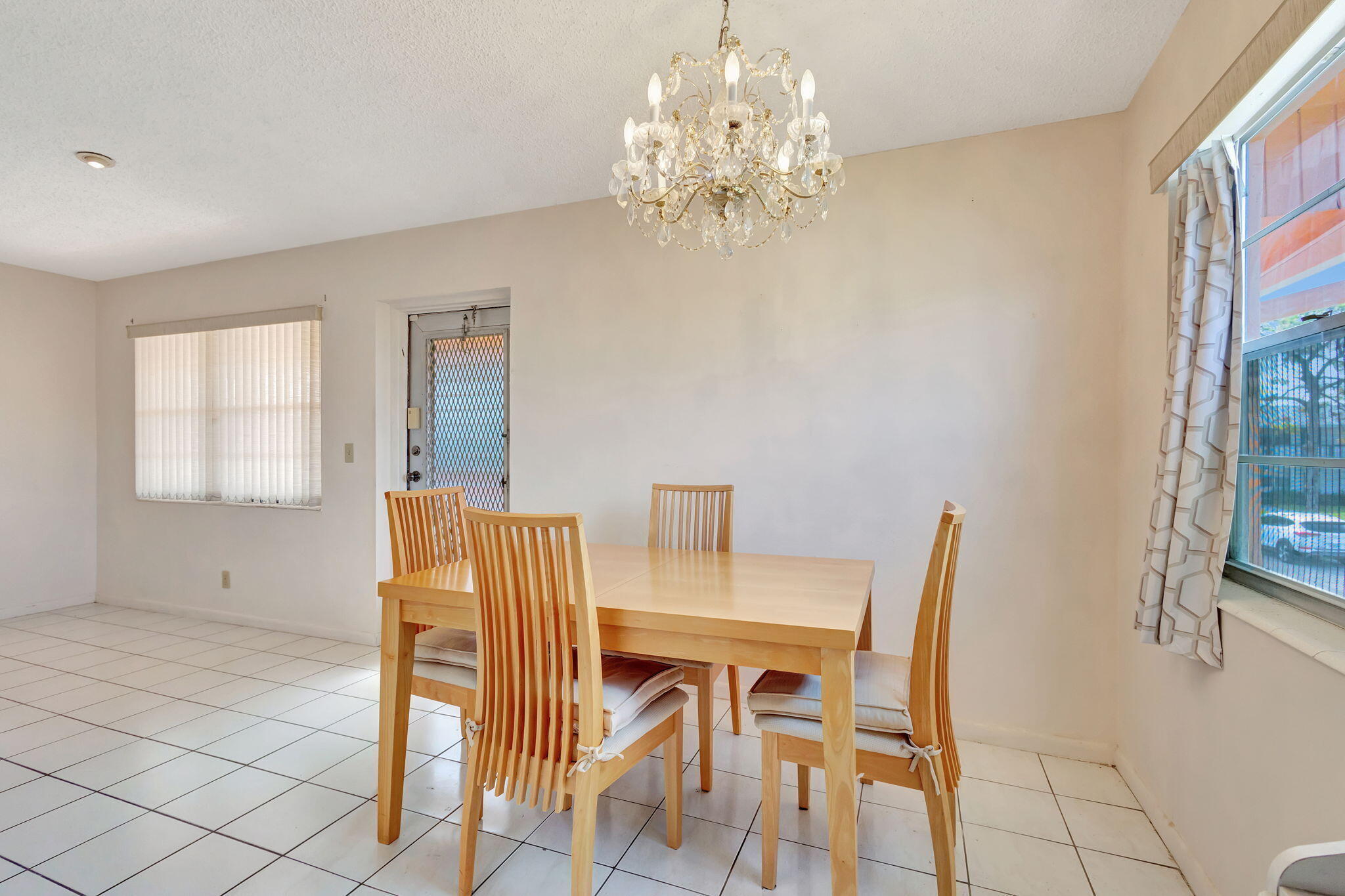 332 Sheffield N Property Photo 4