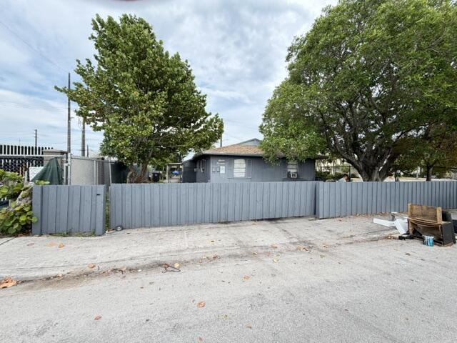714 S H Street Property Photo 1