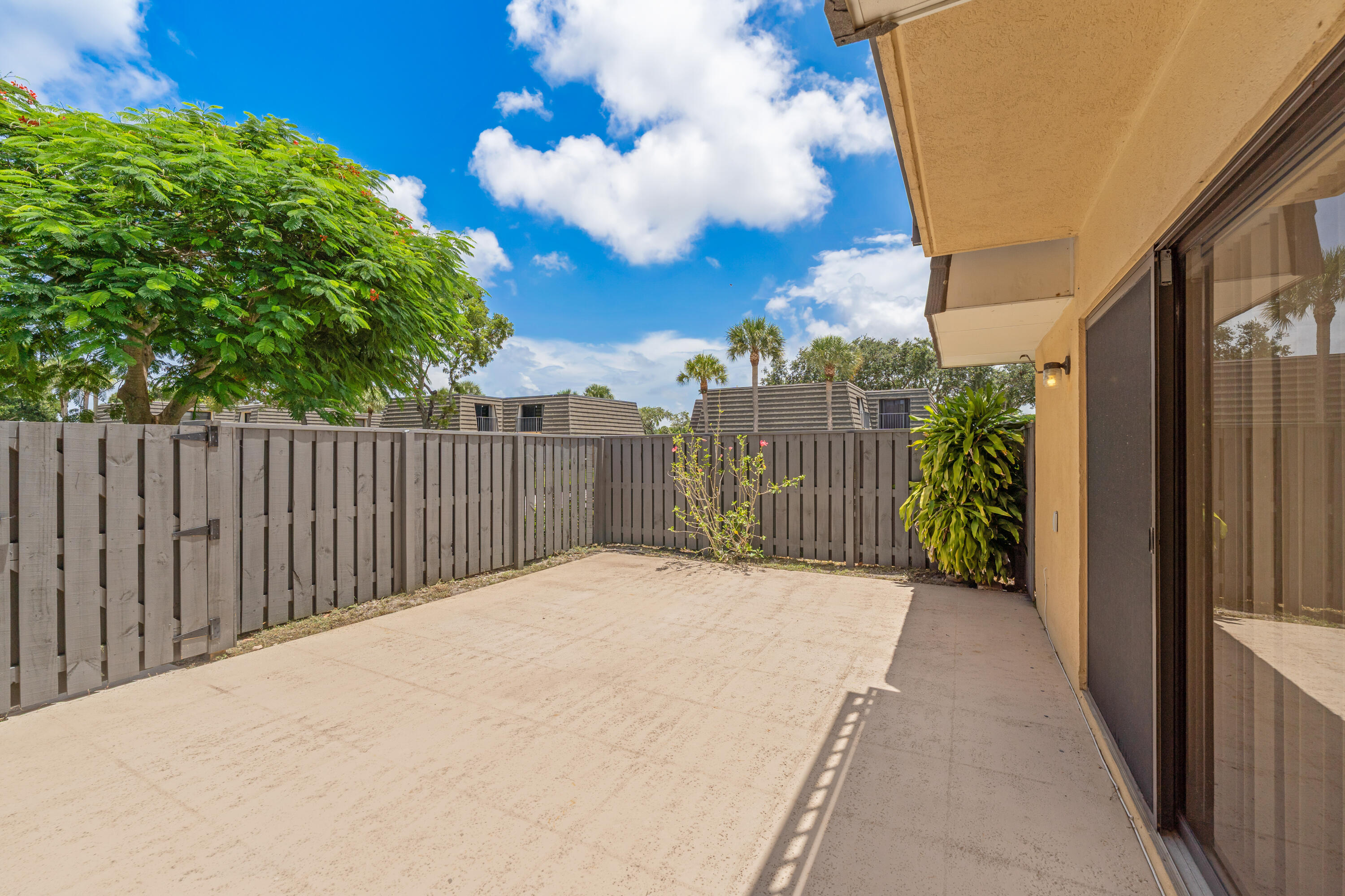 915 9th Way Property Photo 2