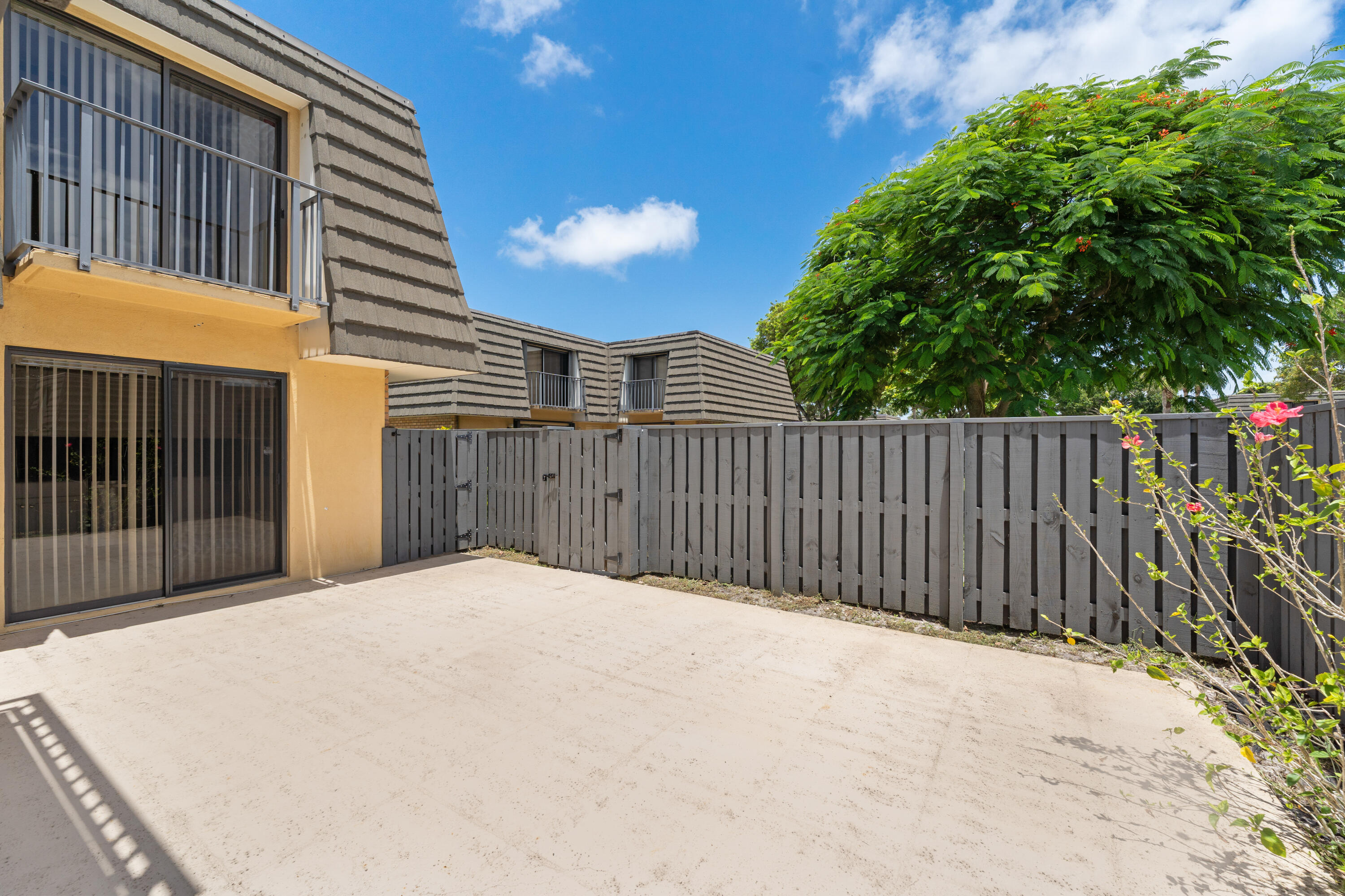 915 9th Way Property Photo 3