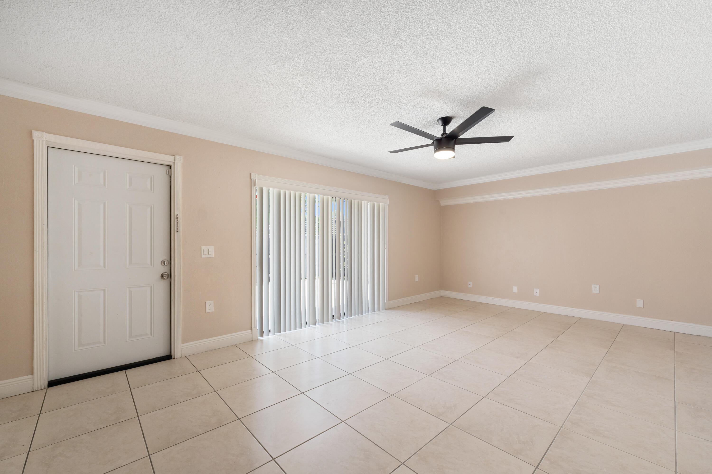915 9th Way Property Photo 5