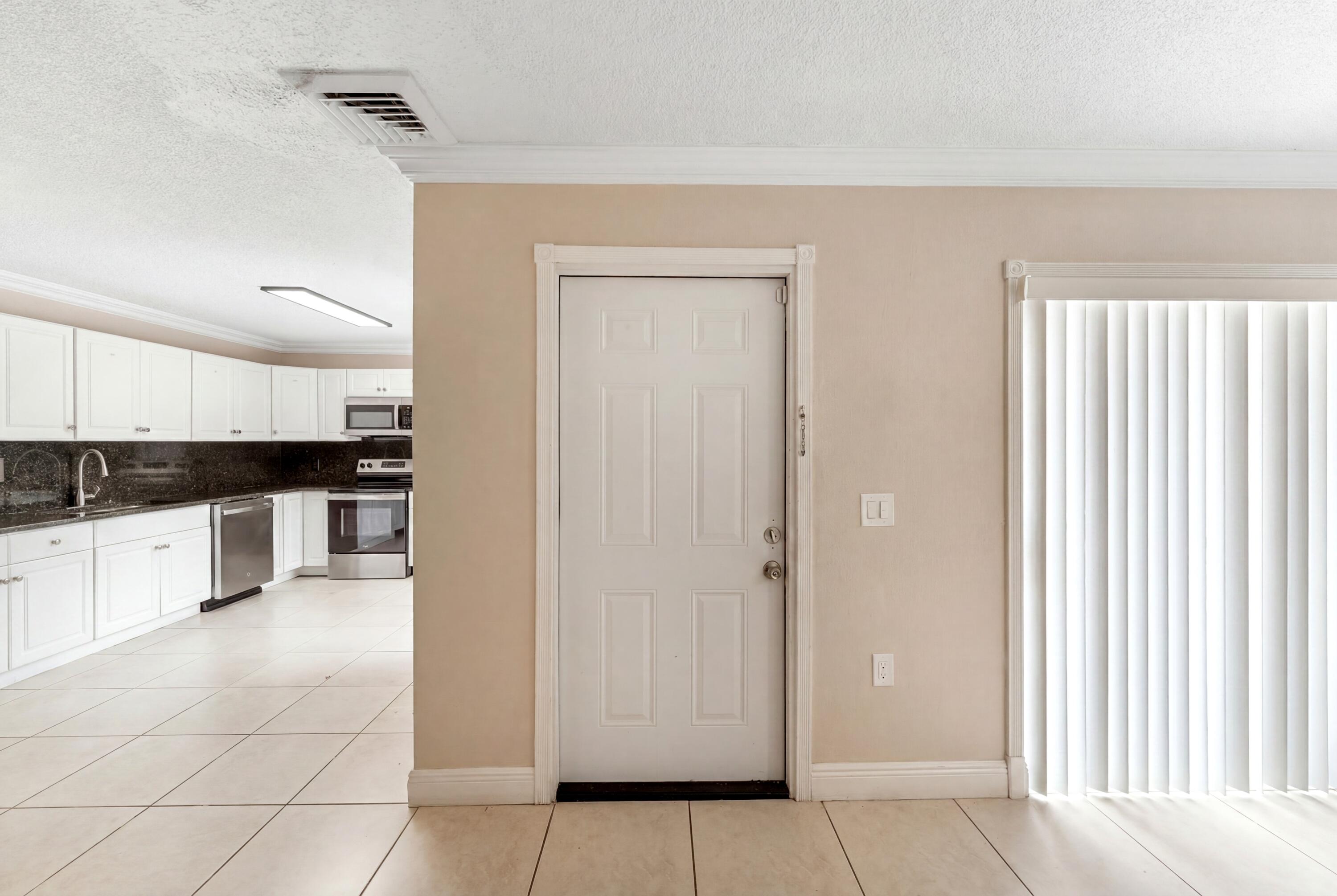 915 9th Way Property Photo 6