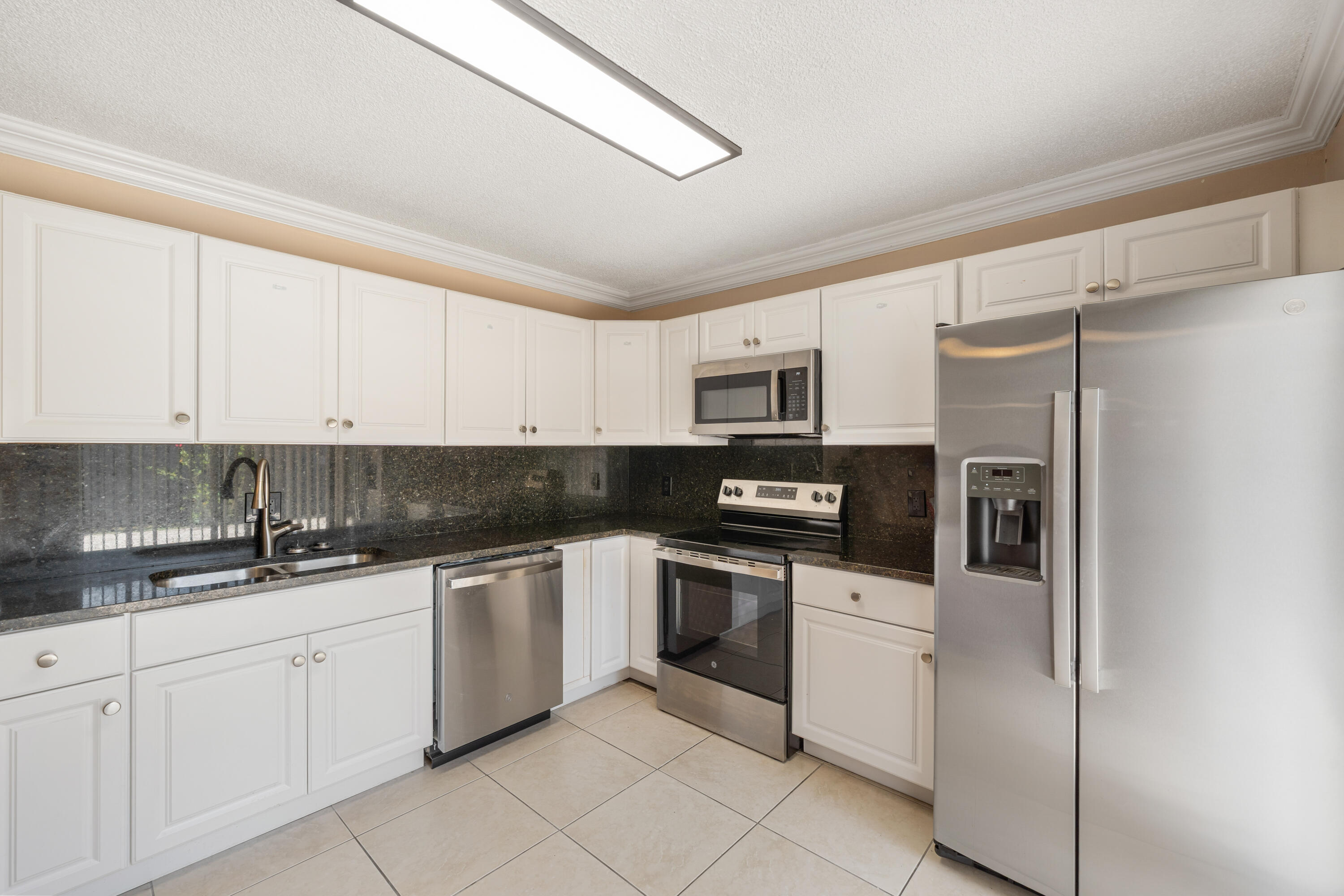915 9th Way Property Photo 7