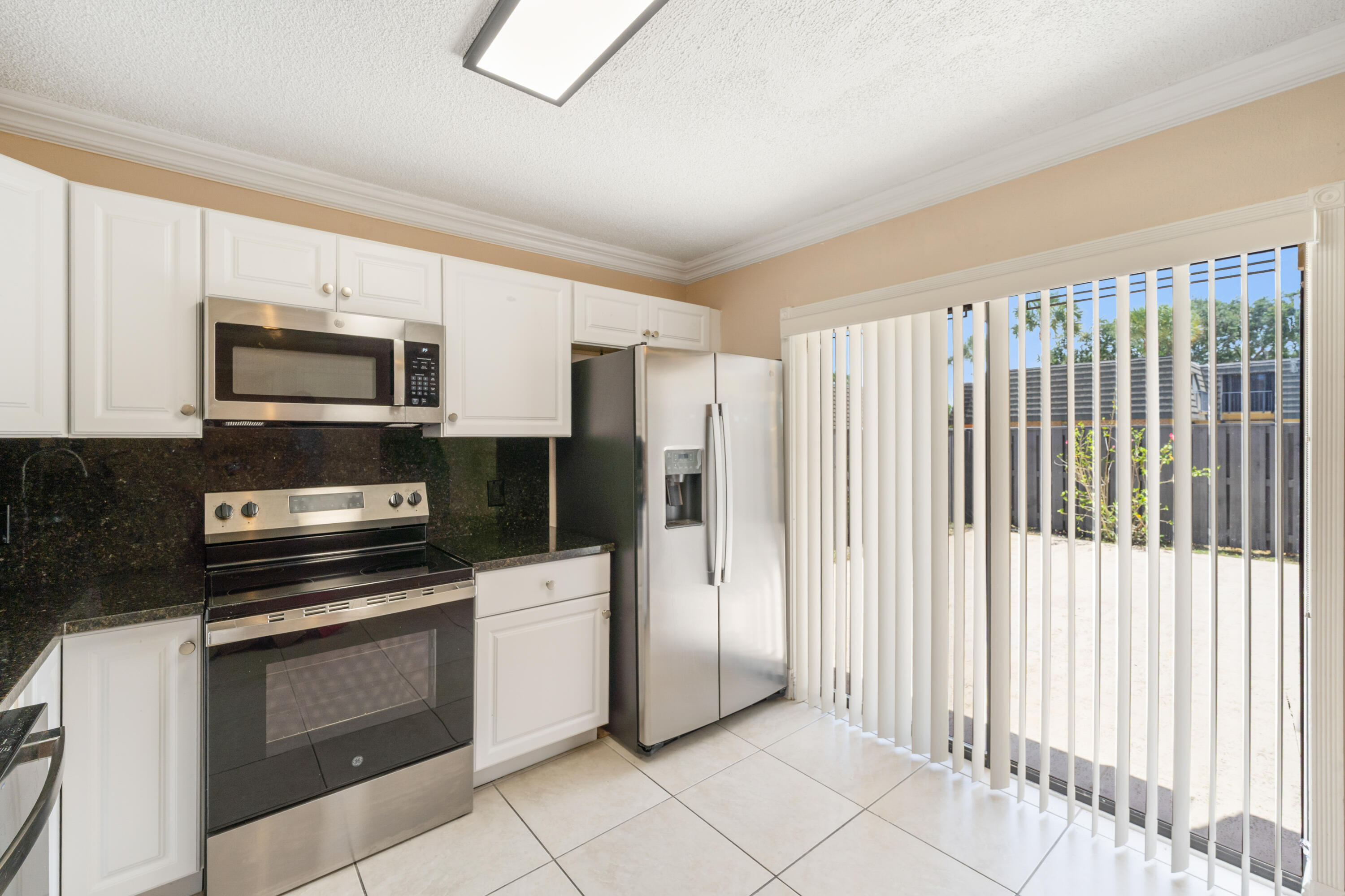 915 9th Way Property Photo 8