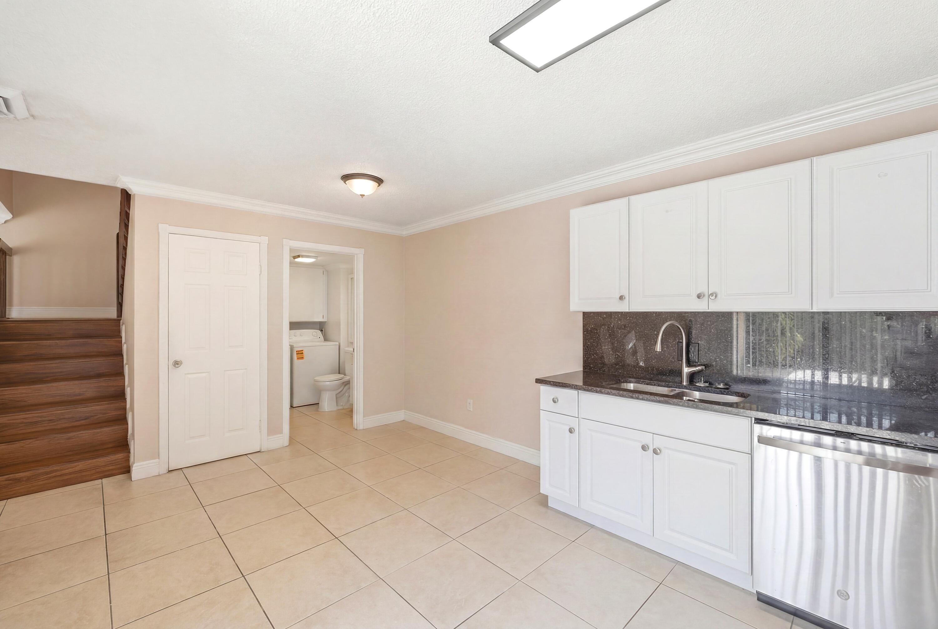 915 9th Way Property Photo 9